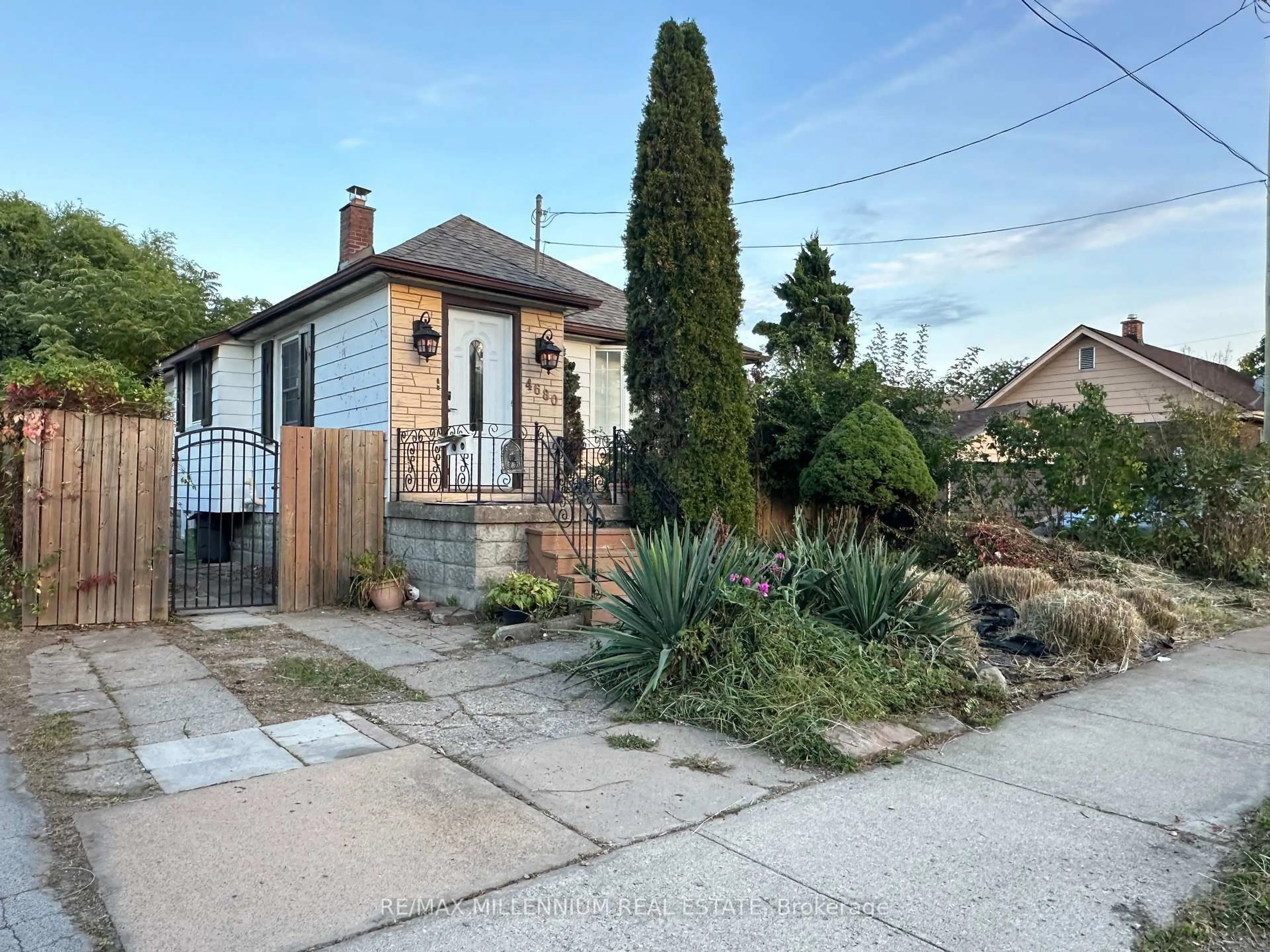 A pic from outside/outdoor area/front of a property/back of a property/a pic from drone, street for 4680 Sixth Ave, Niagara Falls Ontario L2E 4T5