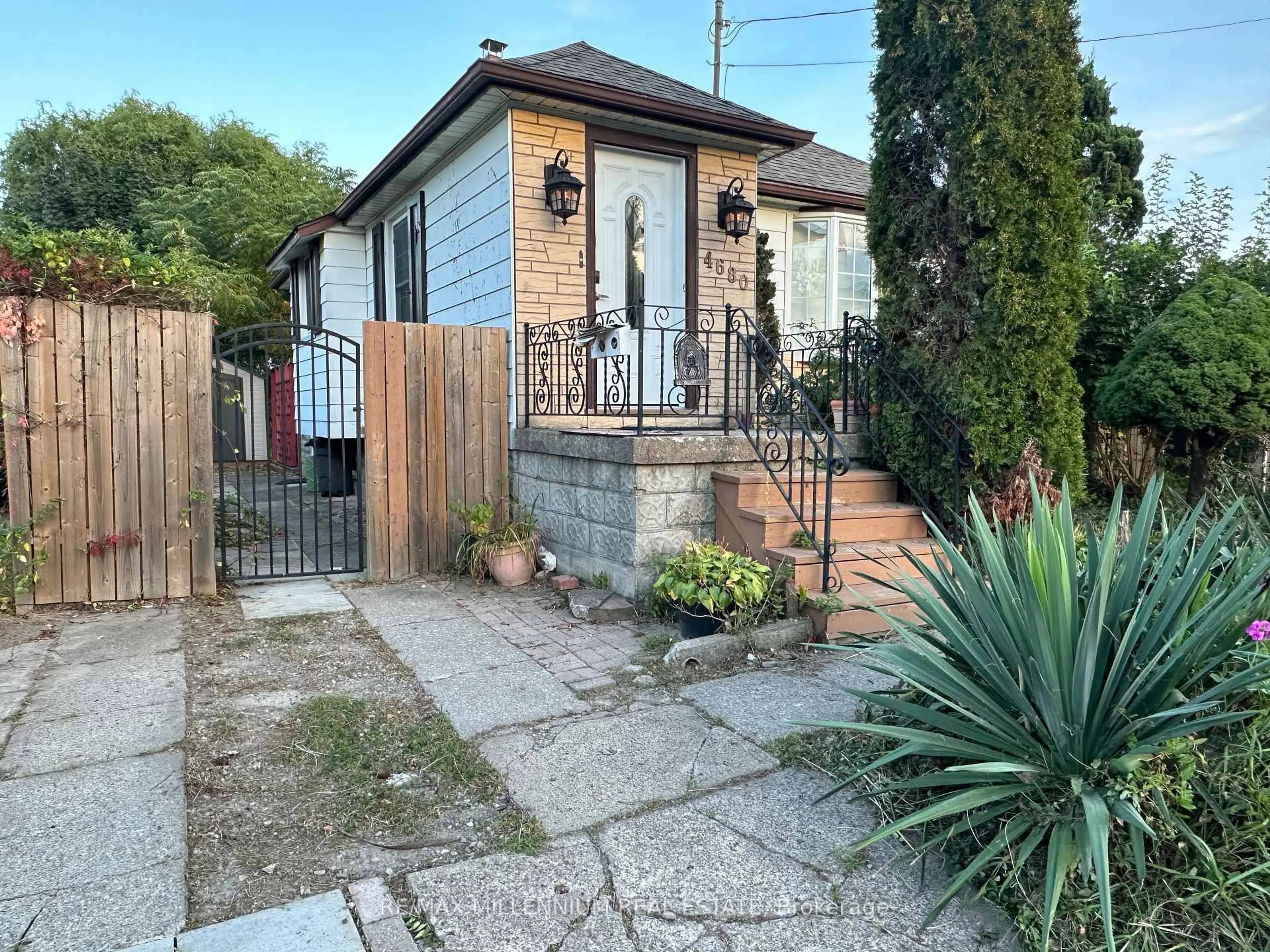 A pic from outside/outdoor area/front of a property/back of a property/a pic from drone, street for 4680 Sixth Ave, Niagara Falls Ontario L2E 4T5
