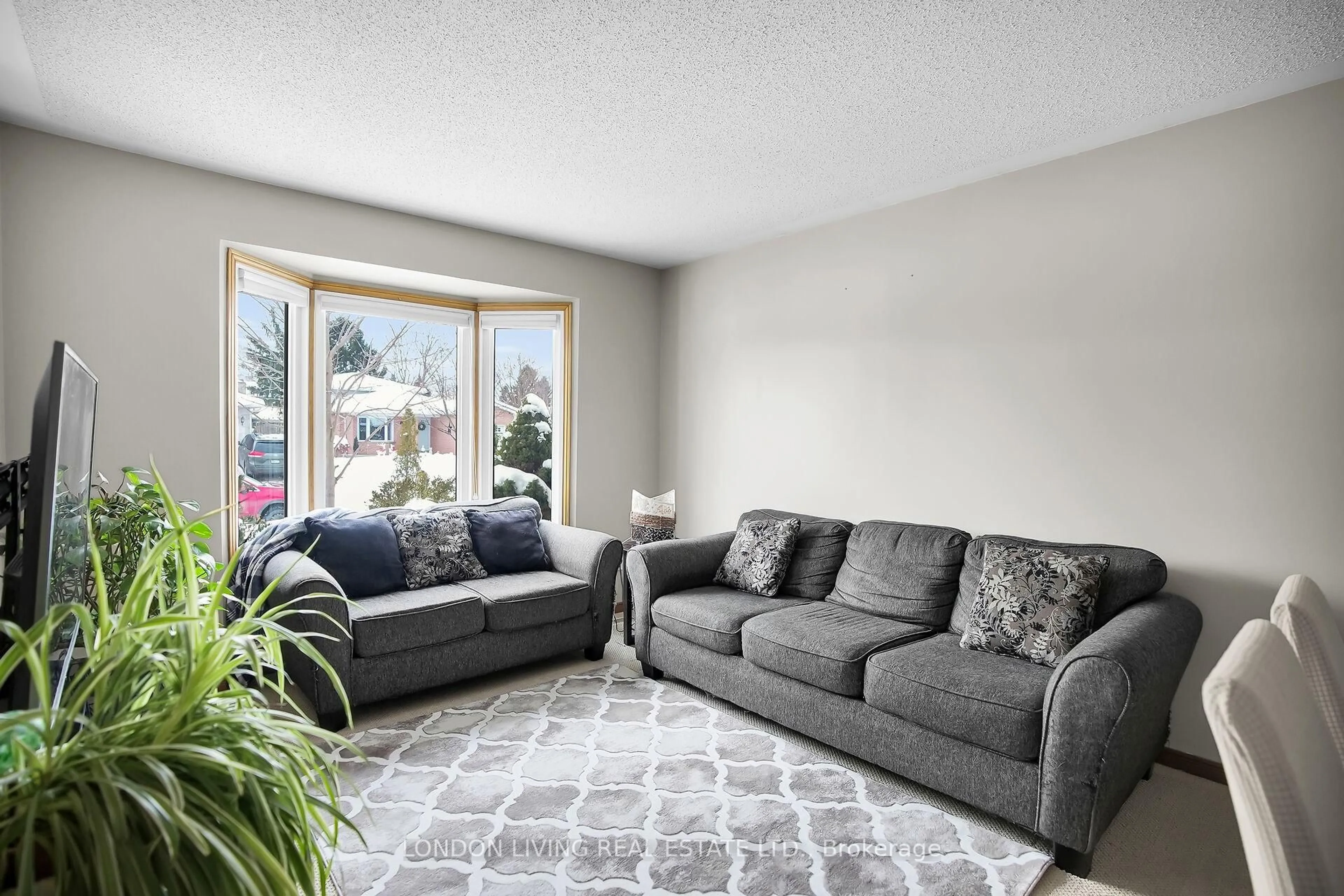 Living room with furniture, carpet floor for 42 Bourbon Lane, London East Ontario N5V 4B2