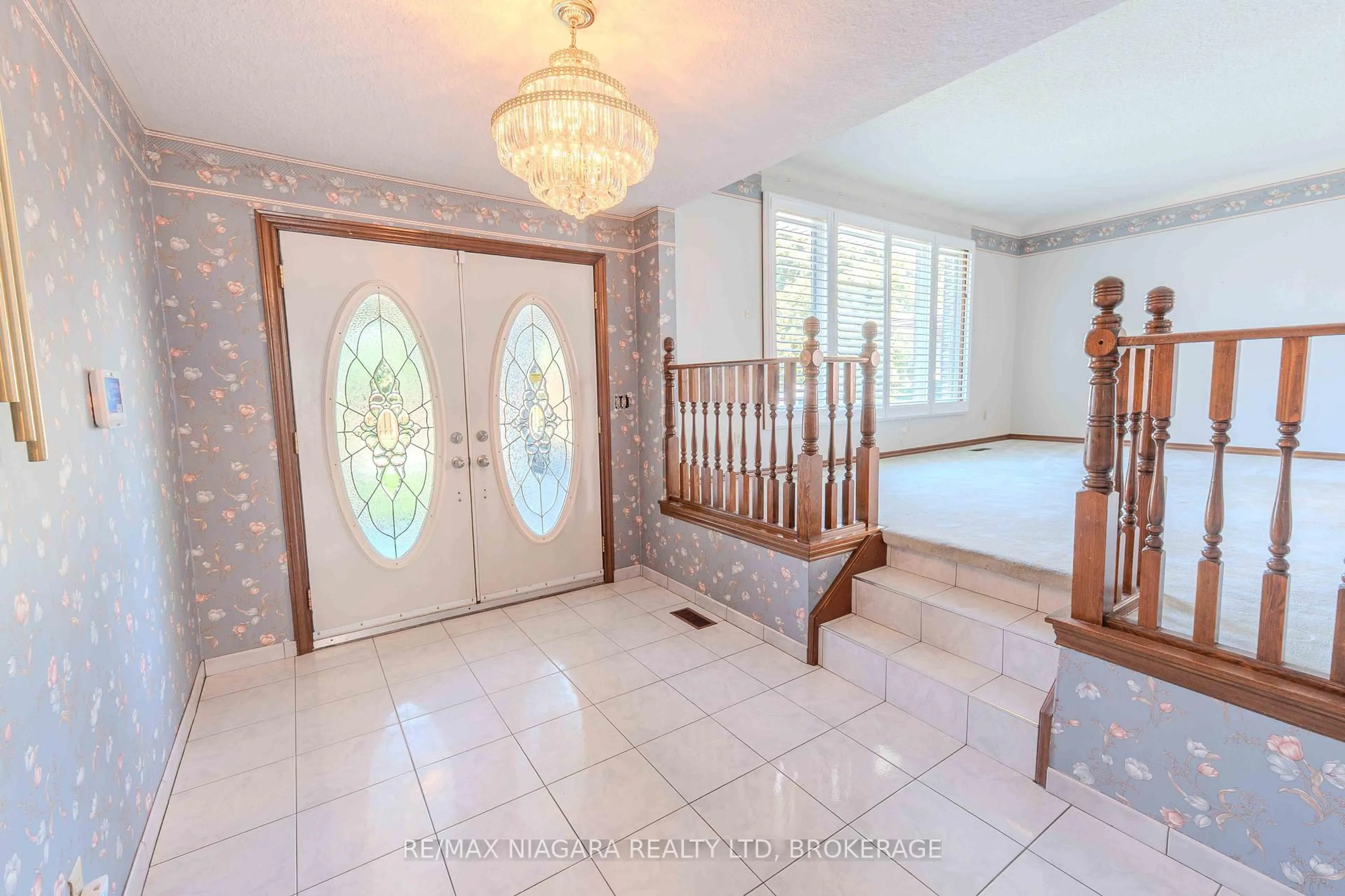 Indoor foyer for 28 Tanera Cres, St. Catharines Ontario L2M 7K1