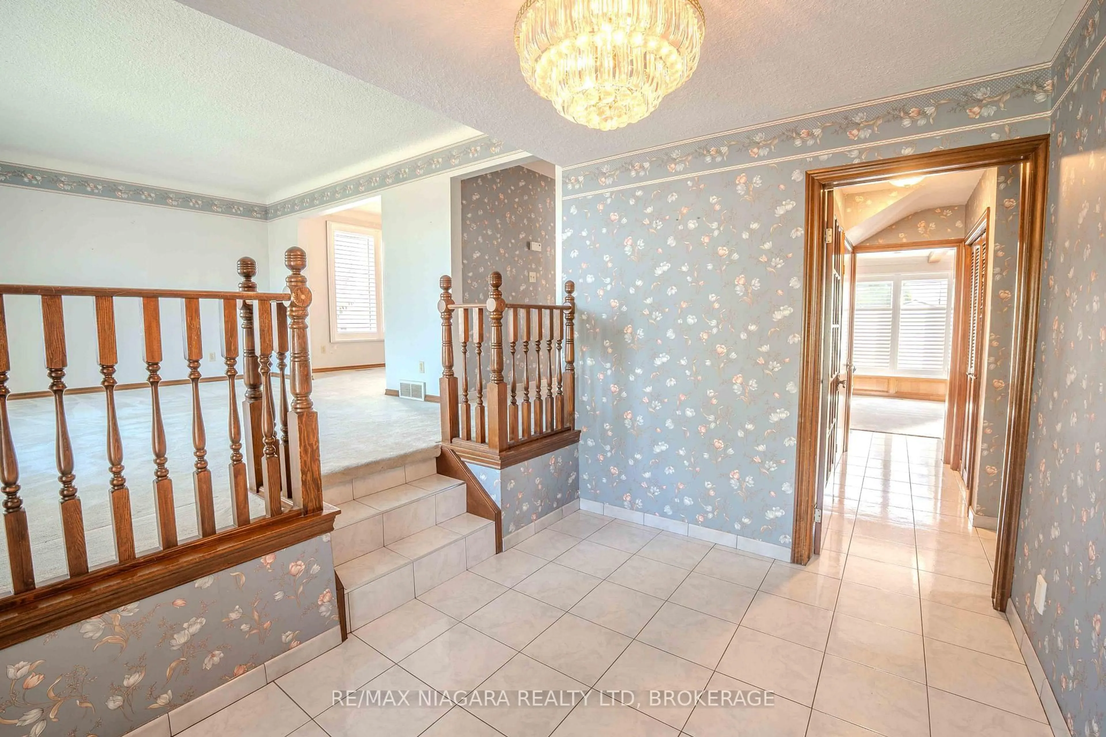 Indoor foyer for 28 Tanera Cres, St. Catharines Ontario L2M 7K1