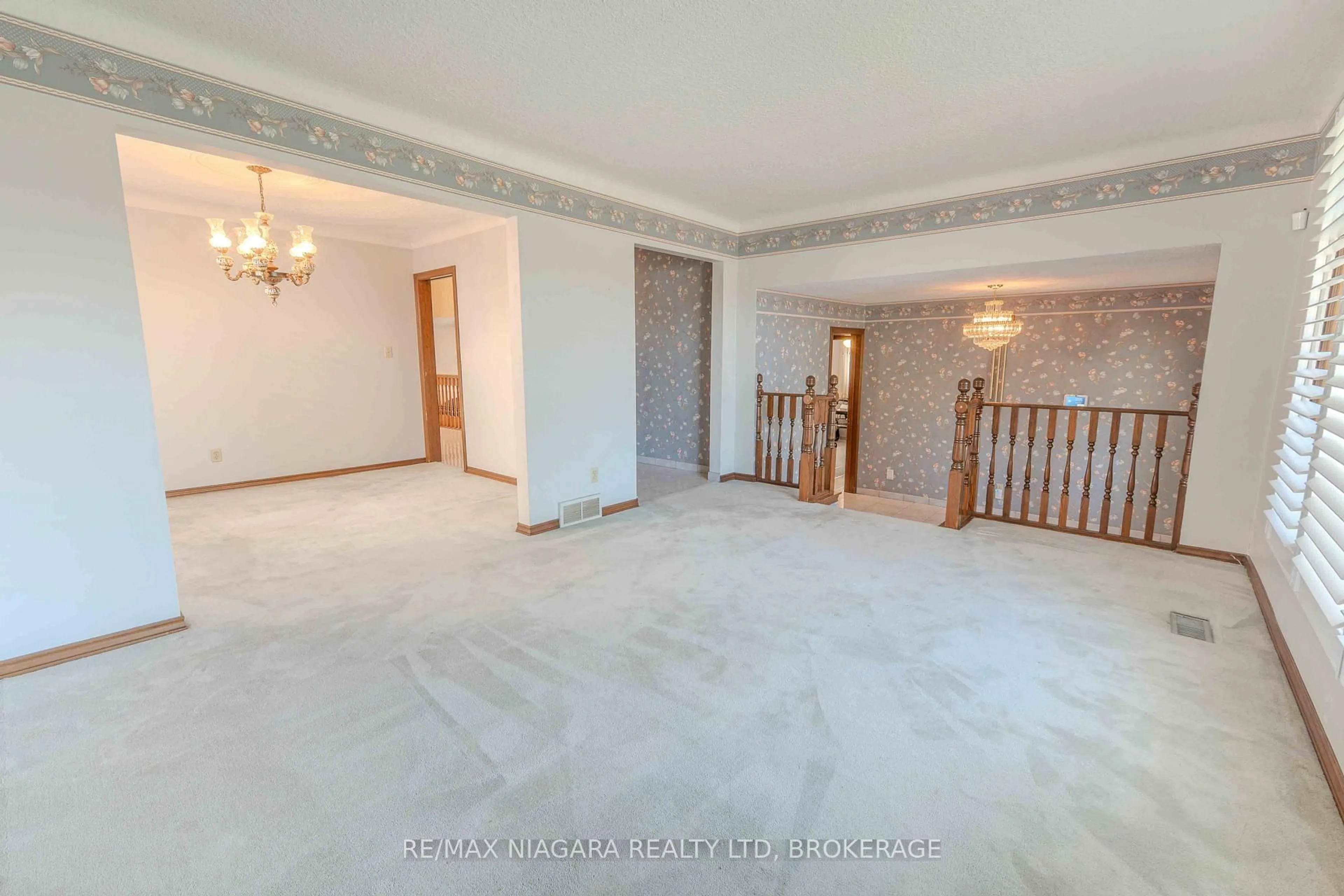 Indoor foyer for 28 Tanera Cres, St. Catharines Ontario L2M 7K1