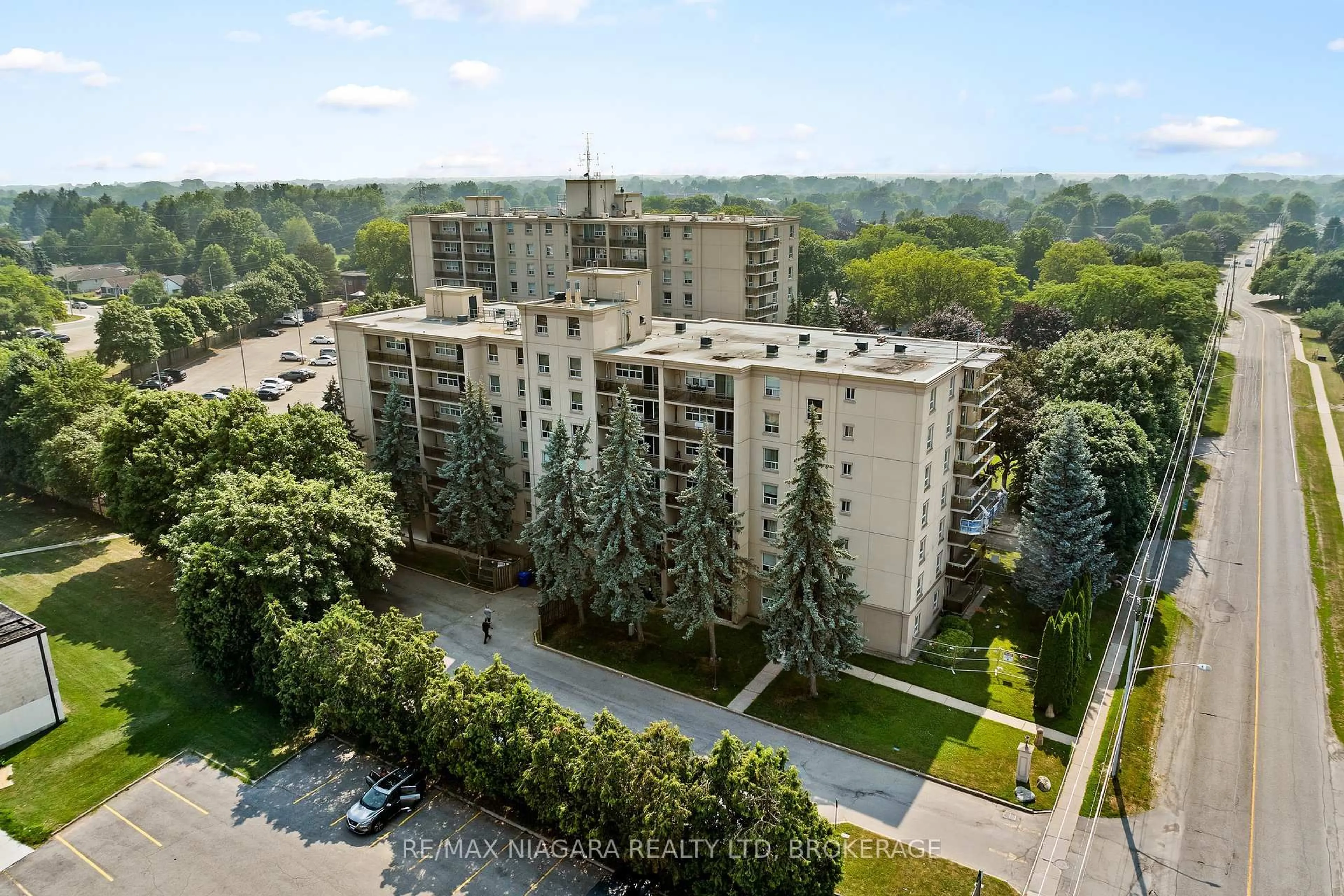 A pic from outside/outdoor area/front of a property/back of a property/a pic from drone, unknown for 6390 Huggins St #205, Niagara Falls Ontario L2J 1H1