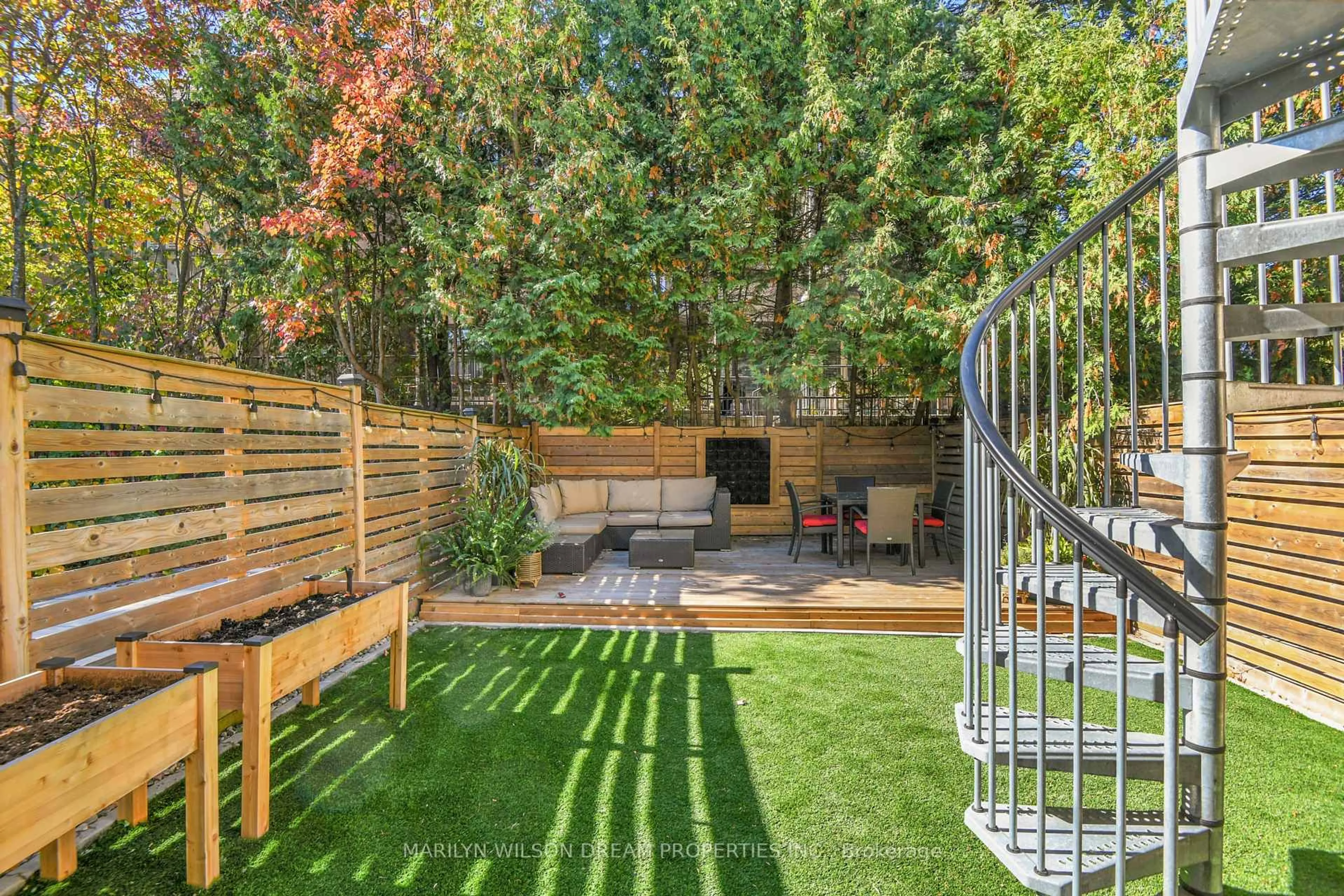 Patio, street for 21 Noel St #B, Ottawa Ontario K1M 2A4