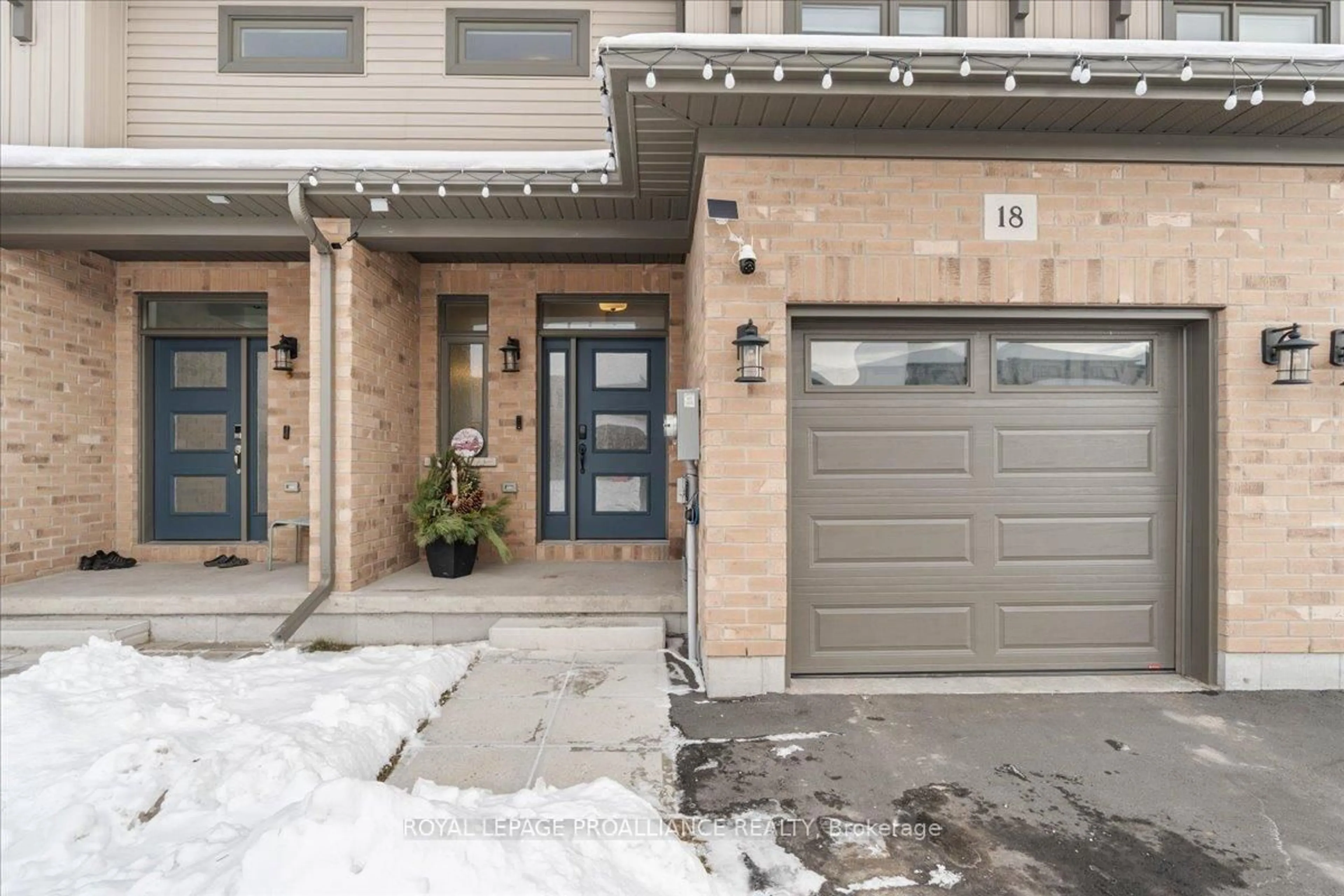 Indoor entryway for 18 MIRAMICHI St, Belleville Ontario K8N 0T3