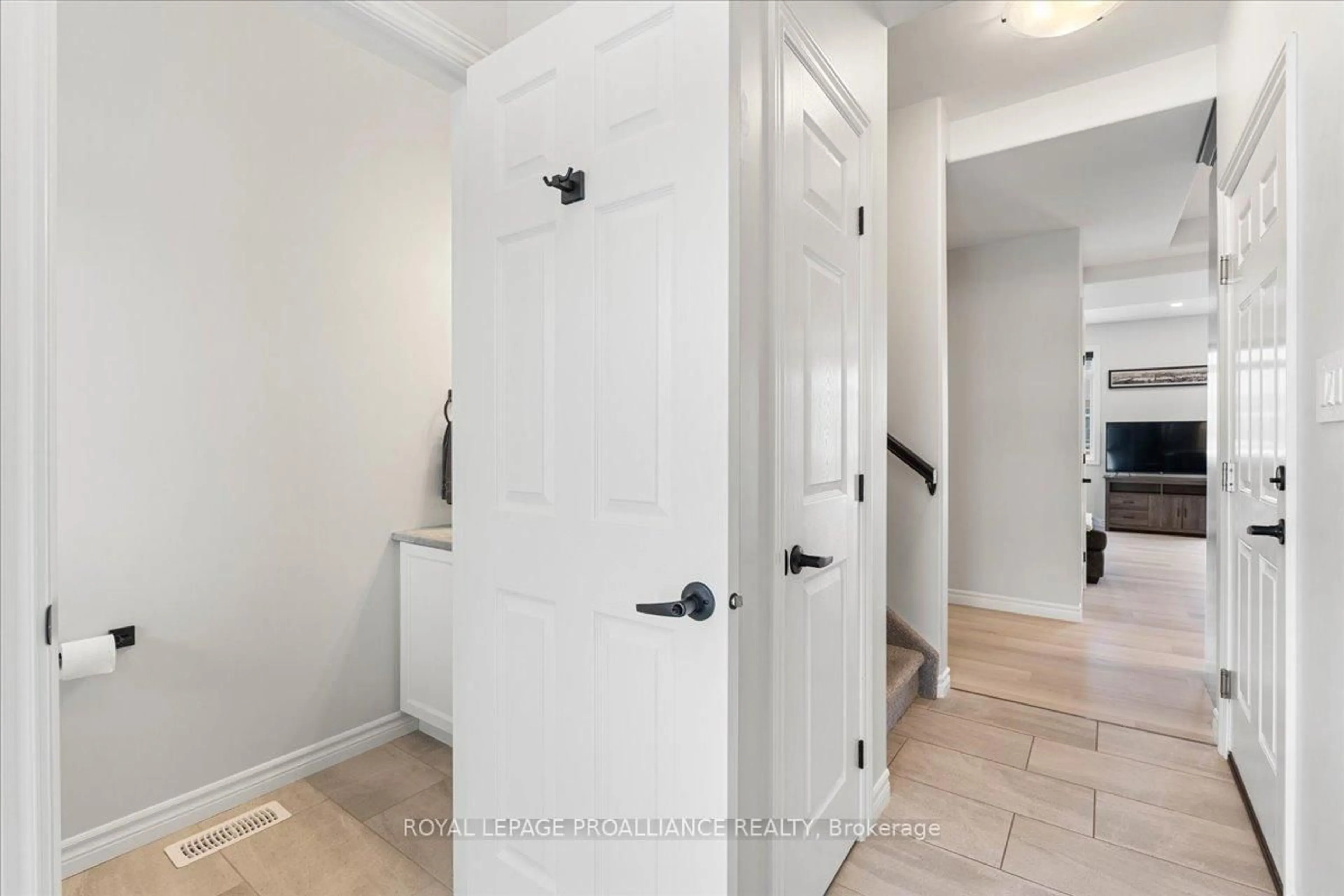 Indoor entryway for 18 MIRAMICHI St, Belleville Ontario K8N 0T3