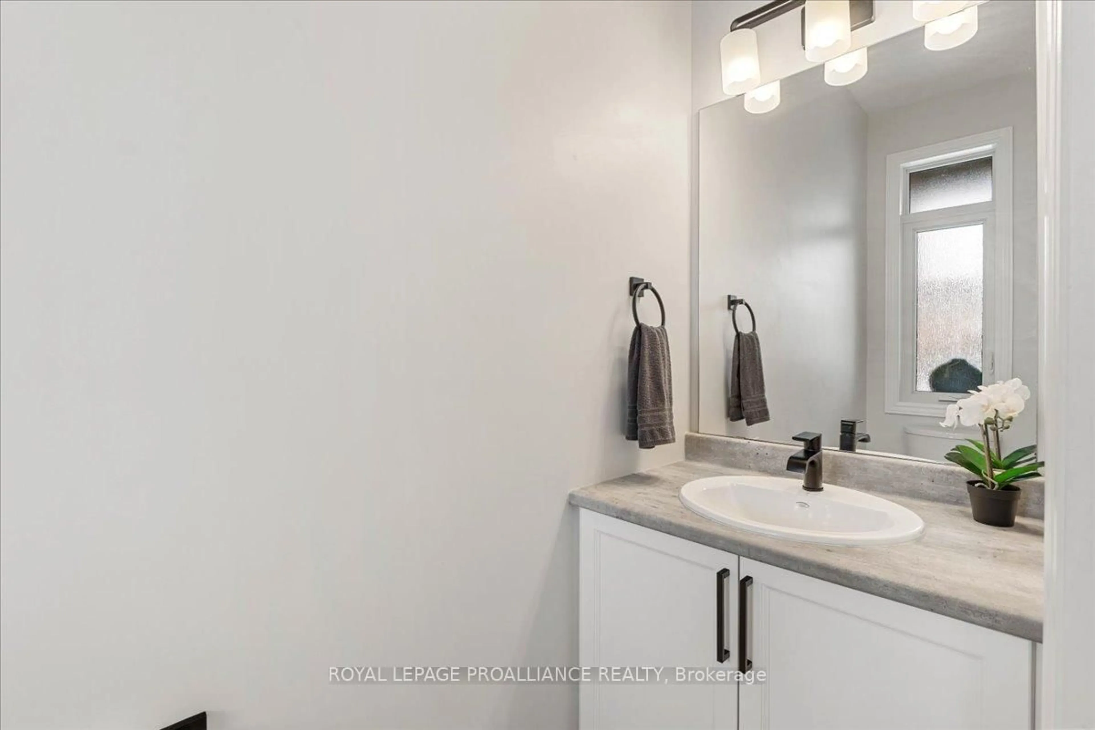 Standard bathroom, ceramic/tile floor for 18 MIRAMICHI St, Belleville Ontario K8N 0T3