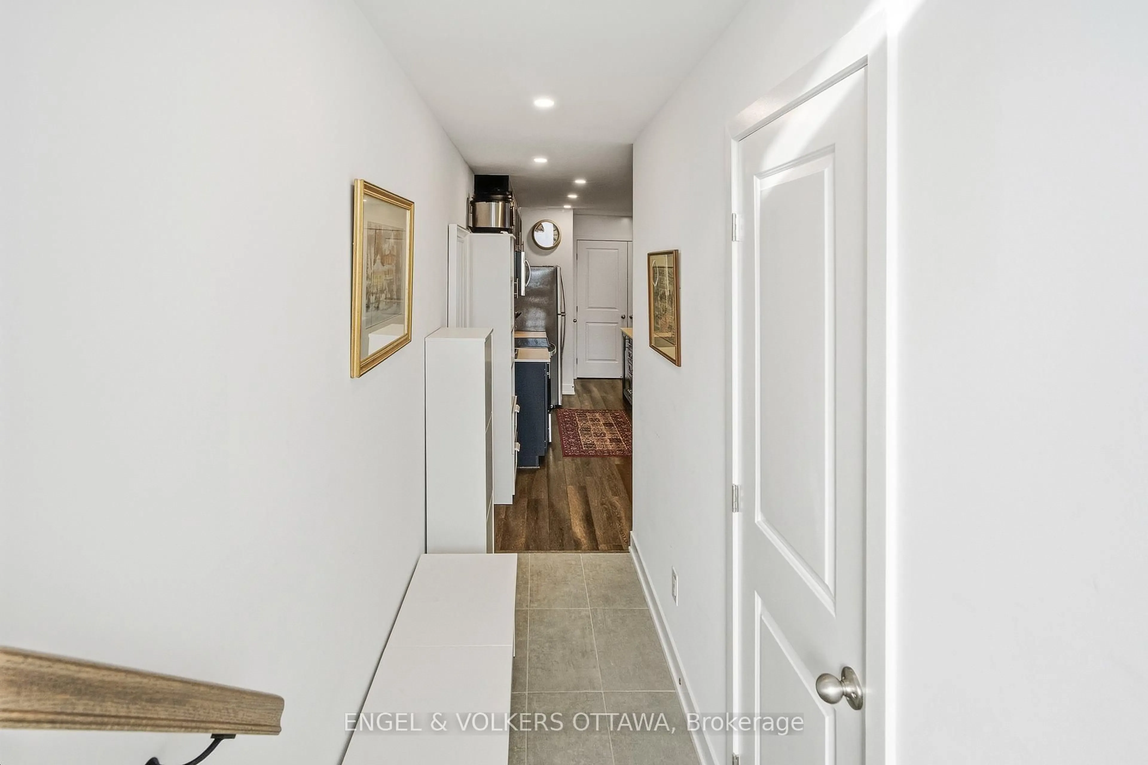 Indoor foyer for 310 Tulum Cres #B, Ottawa Ontario K2S 2Y4