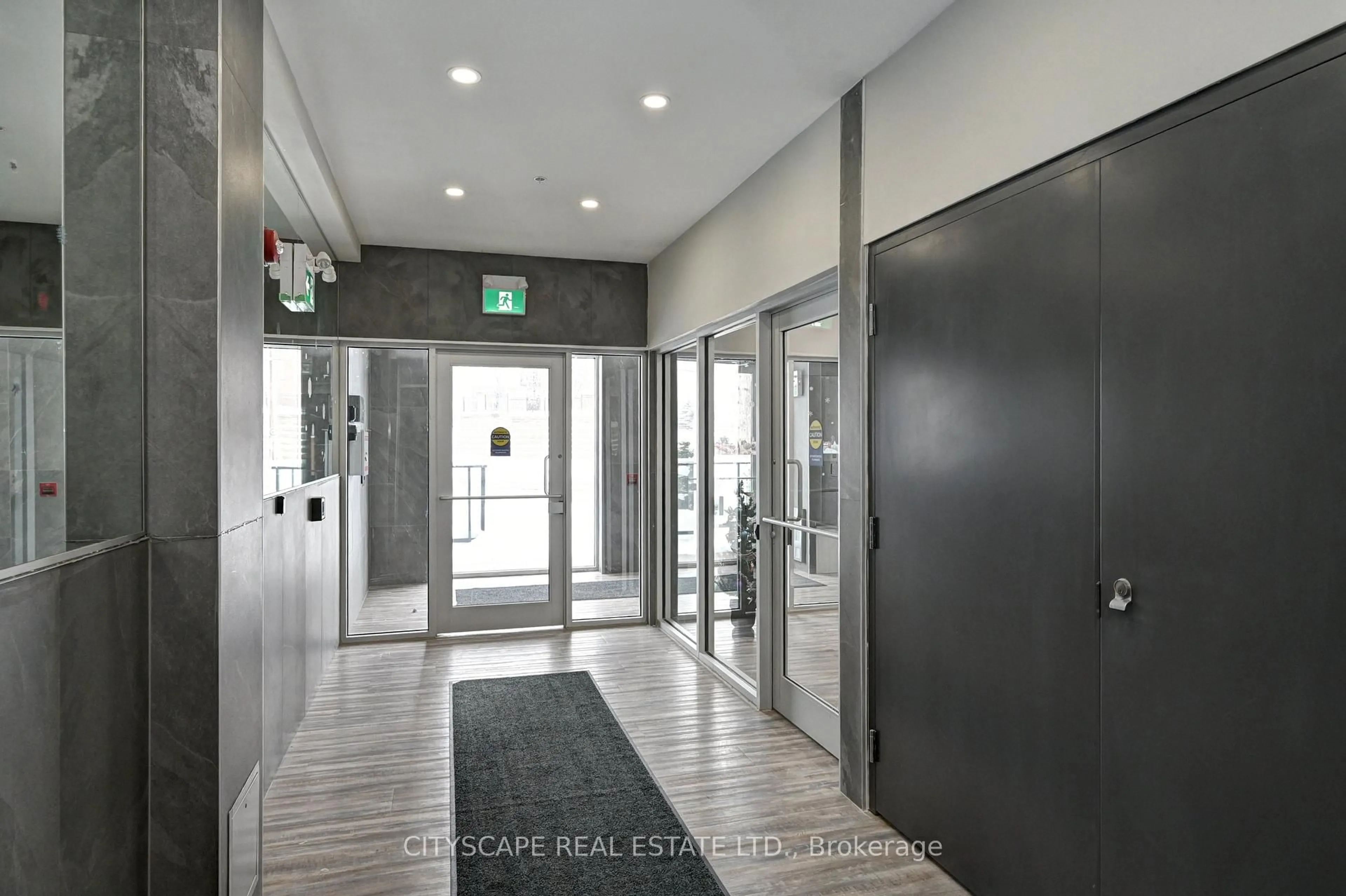 Indoor foyer for 408 Dundas St #212, Cambridge Ontario N1R 8H7