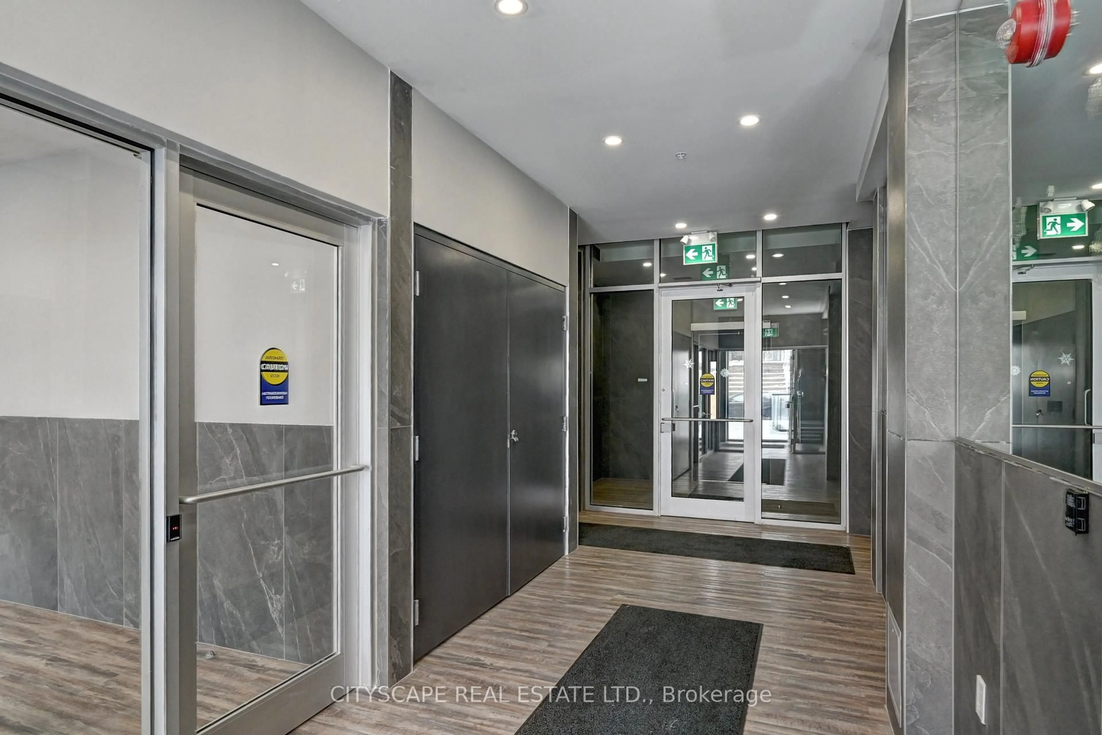 Indoor foyer for 408 Dundas St #212, Cambridge Ontario N1R 8H7