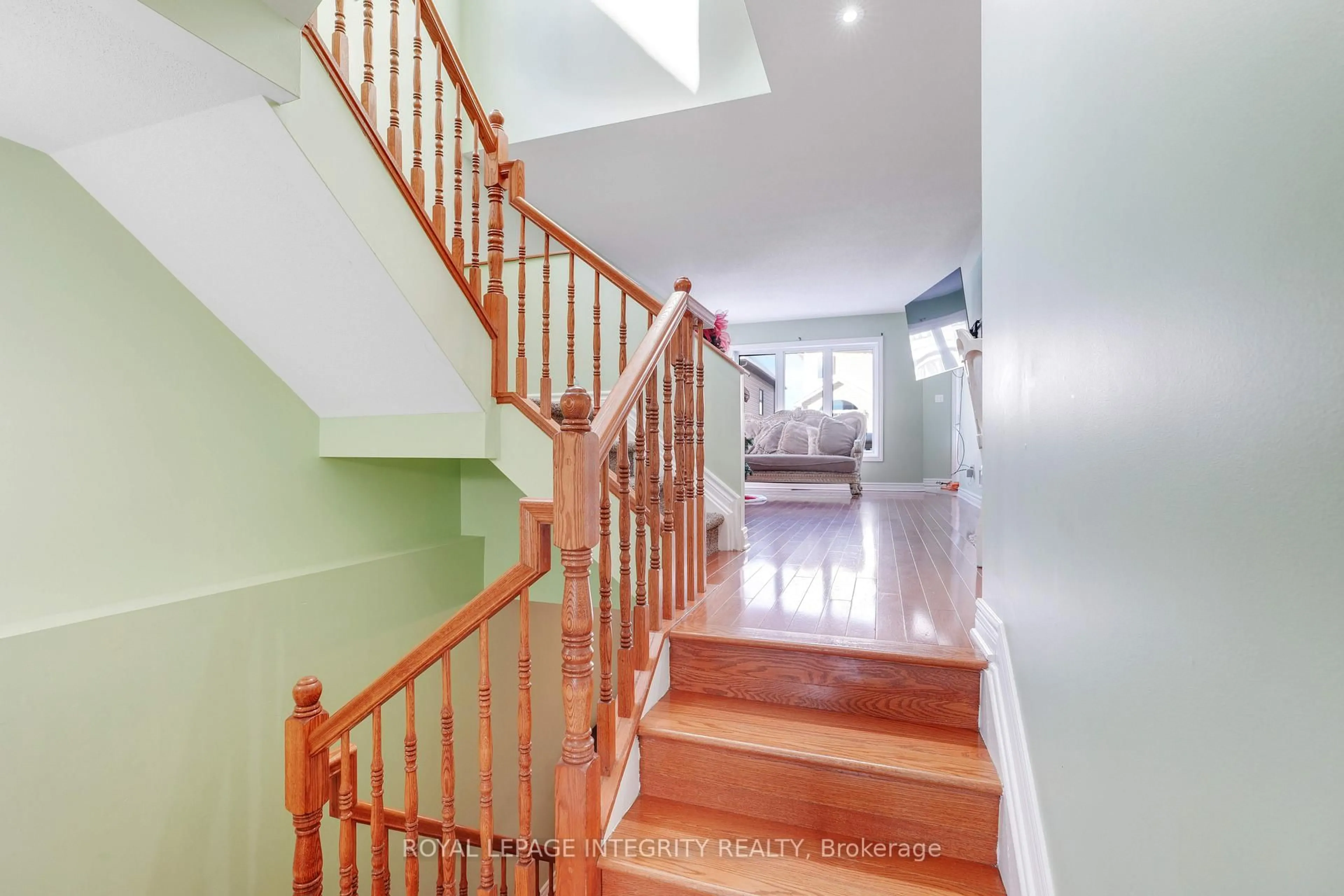 Stairs for 901 Ashenvale Way, Ottawa Ontario K4A 0R8