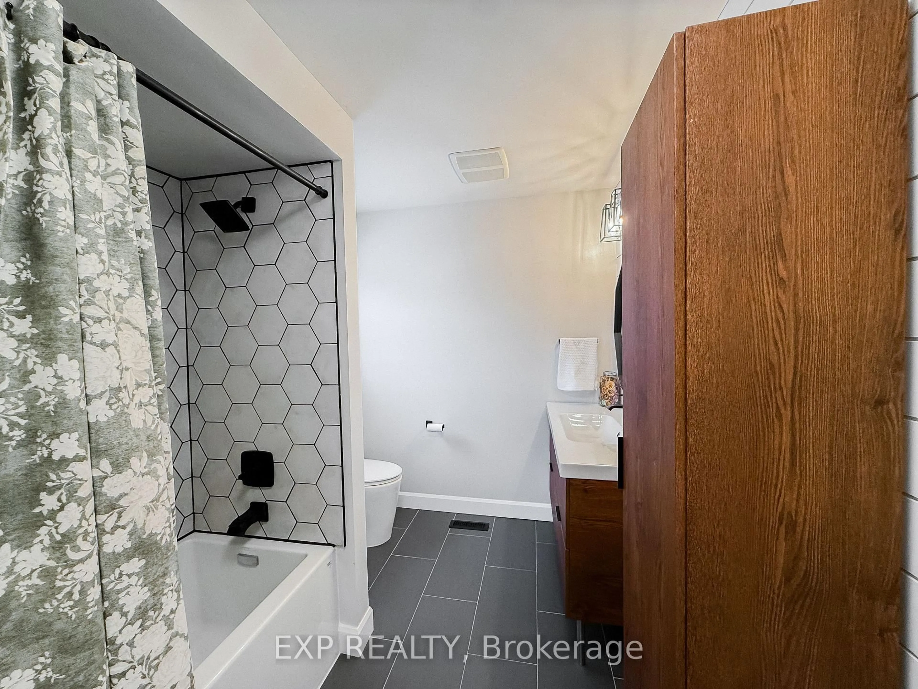 Standard bathroom, ceramic/tile floor for 5051 WELLINGTON Rd, London South Ontario N6E 3X9