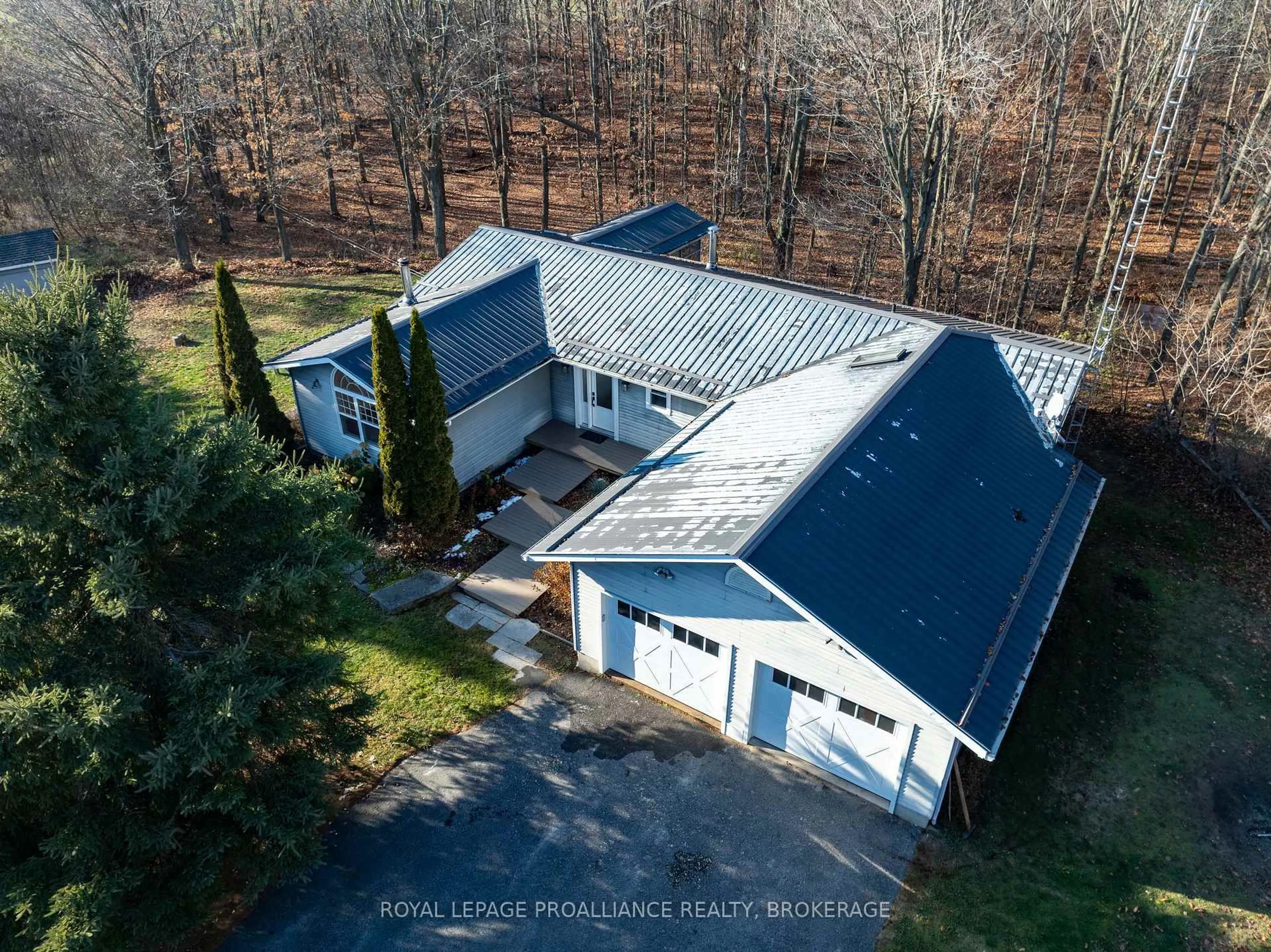 A pic from outside/outdoor area/front of a property/back of a property/a pic from drone, unknown for 4469 Larry York Rd, Battersea Ontario K0H 1H0