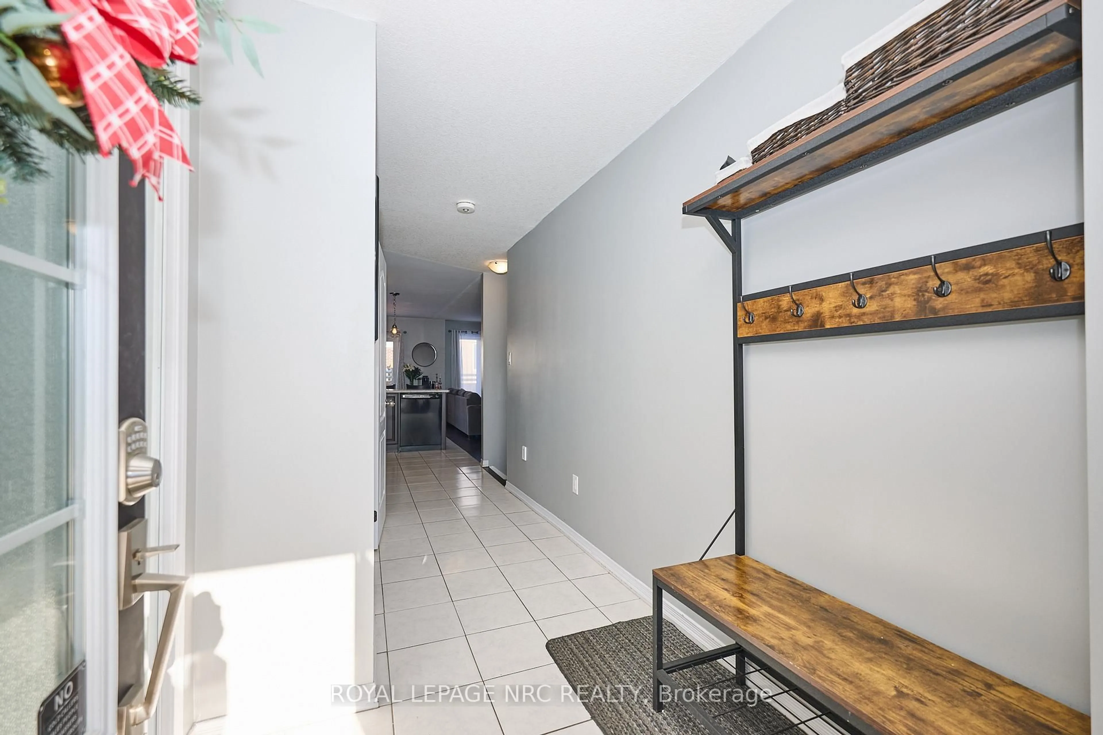 Indoor entryway for 7759 White Pine Cres, Niagara Falls Ontario L2H 0P1
