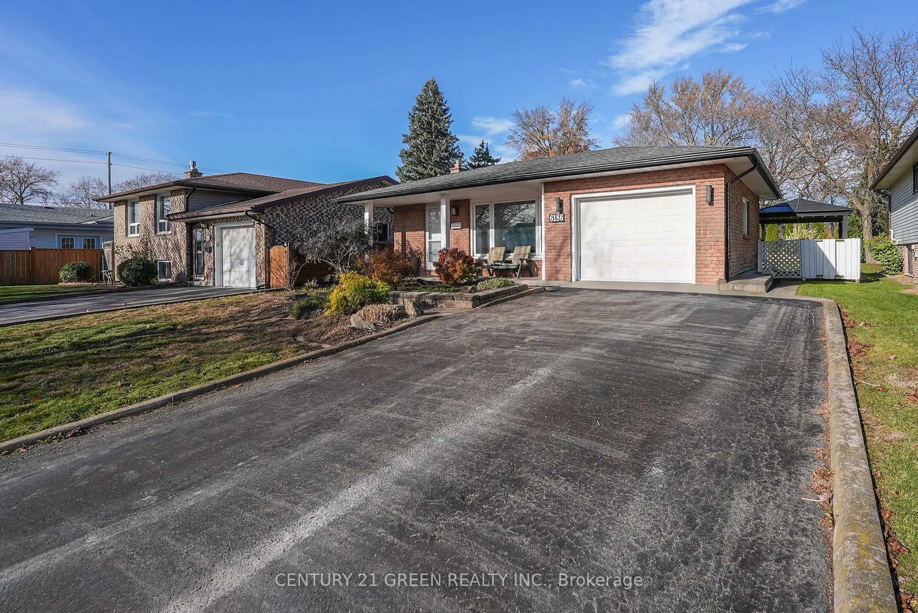 A pic from outside/outdoor area/front of a property/back of a property/a pic from drone, street for 6186 Delta Dr, Niagara Falls Ontario L2H 2G8