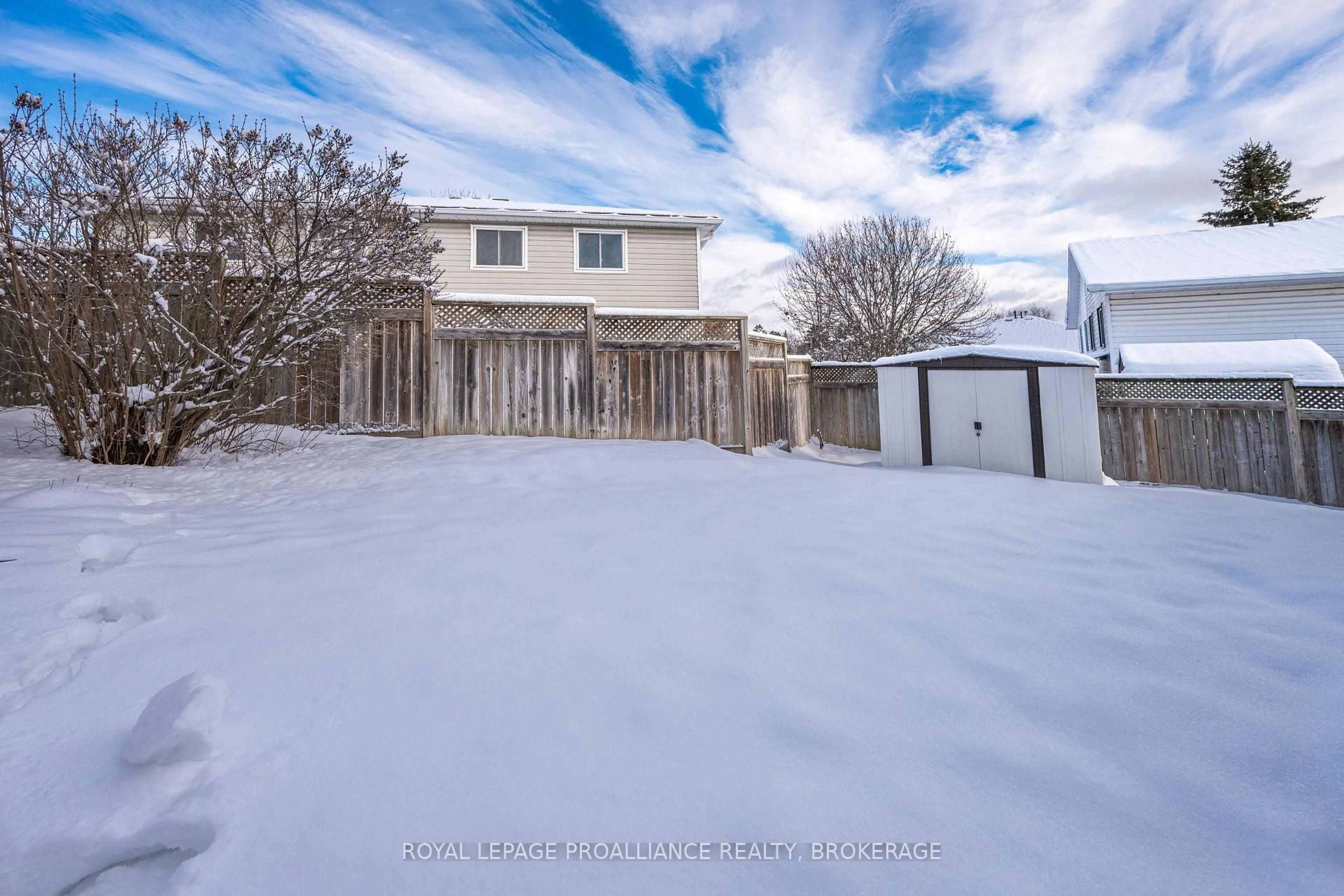 A pic from outside/outdoor area/front of a property/back of a property/a pic from drone, street for 39 Esdon St, Kingston Ontario K7K 6Z7