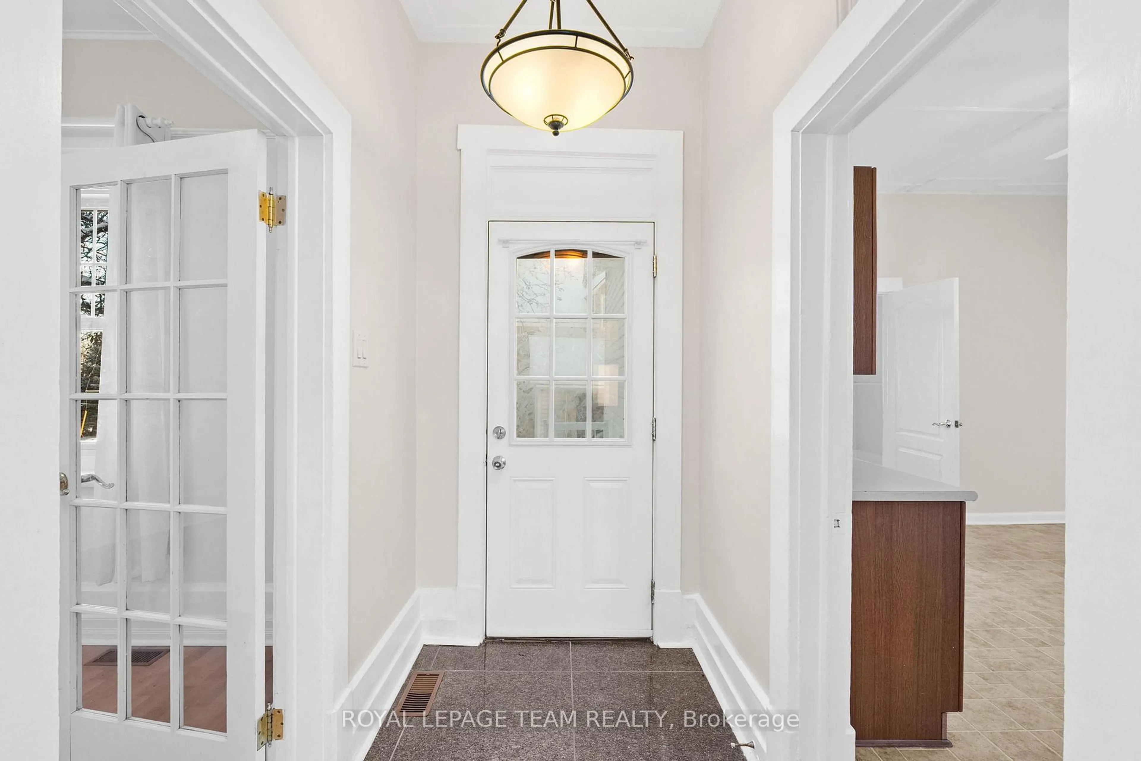 Indoor entryway for 5584 Manotick Main St, Ottawa Ontario K4M 1A4
