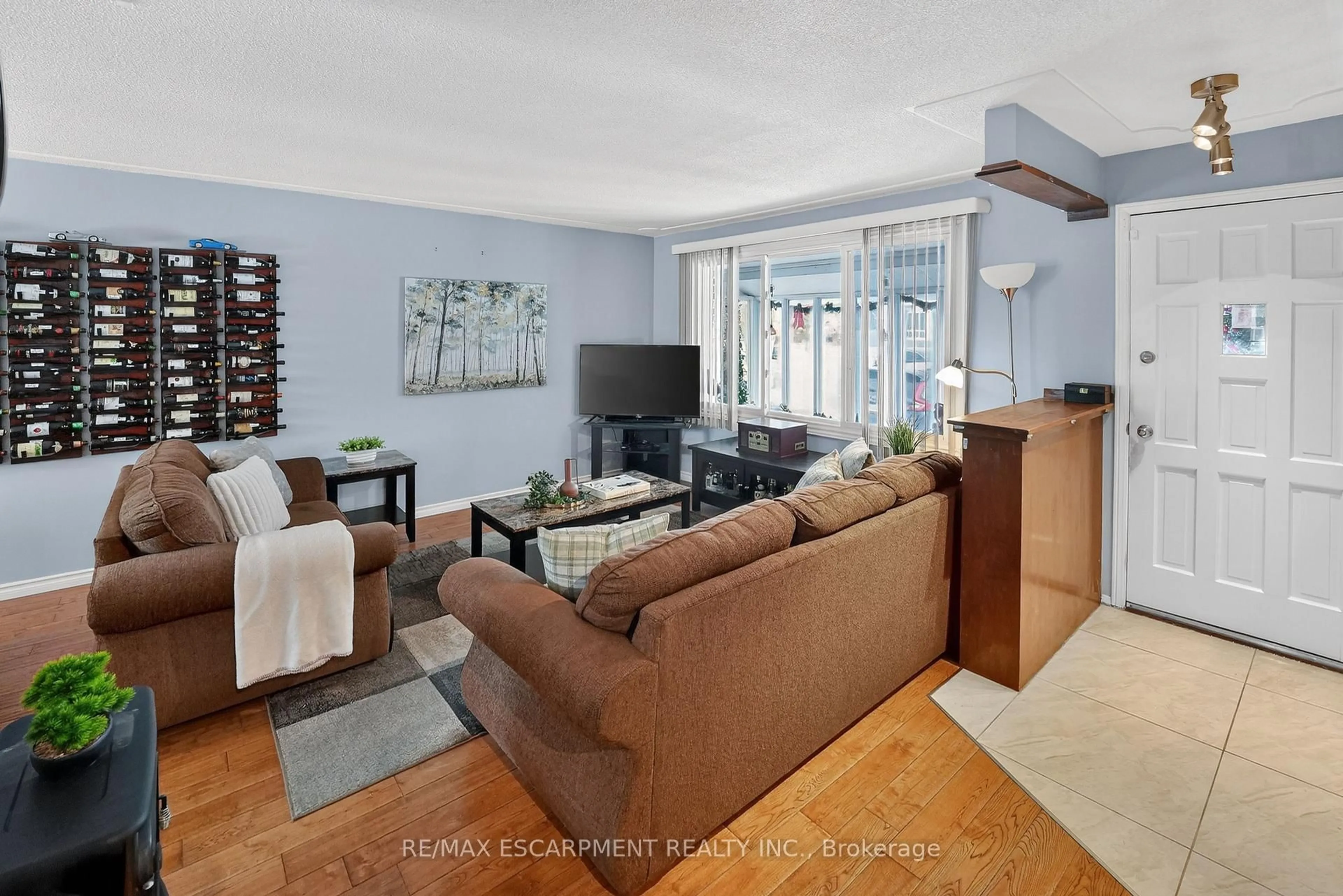 Living room with furniture, unknown for 8162 Lynhurst Dr, Niagara Falls Ontario L2H 2A2