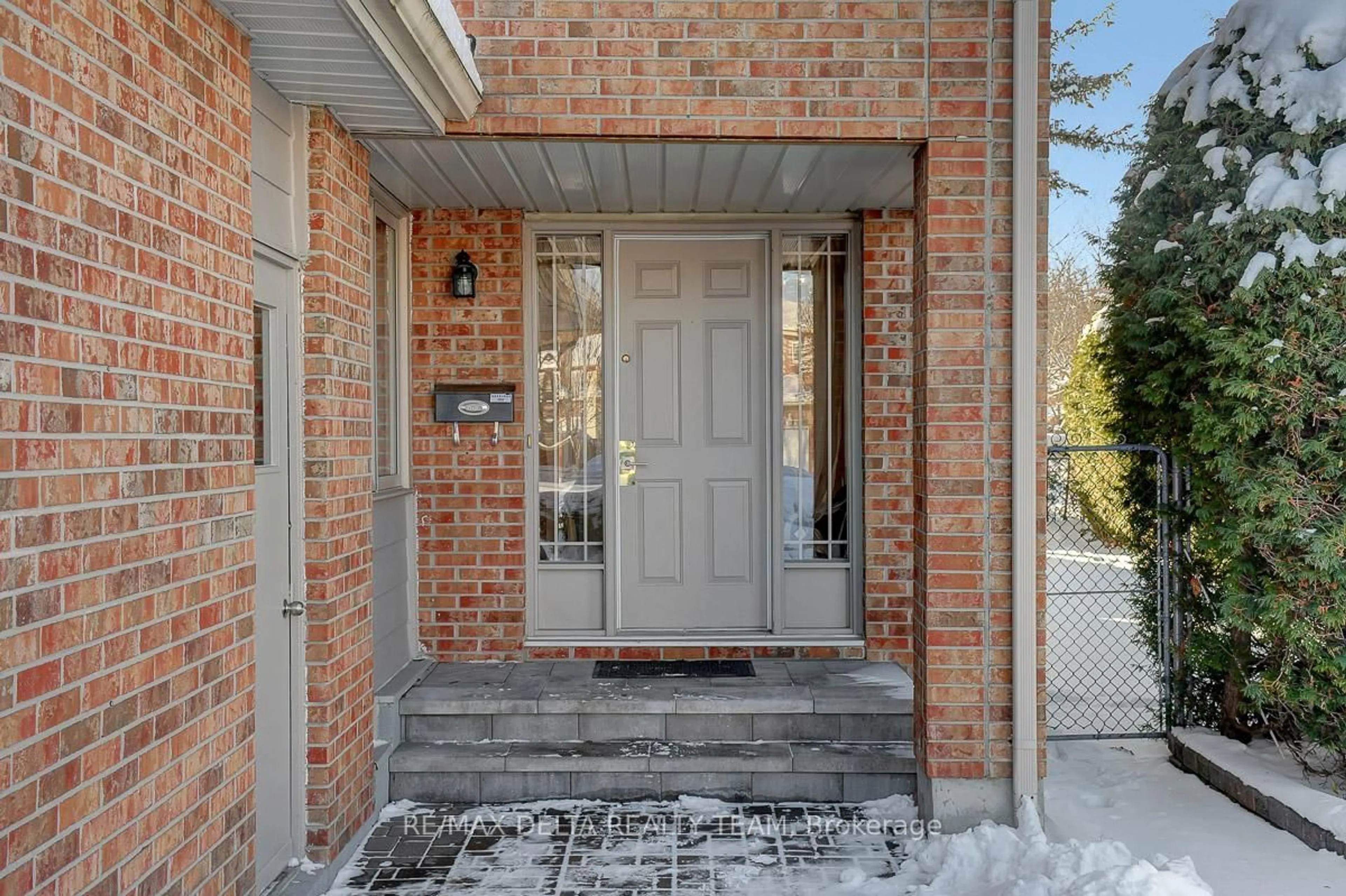 Indoor entryway for 6096 Meadowhill Cres, Orleans Ontario K1C 5R8