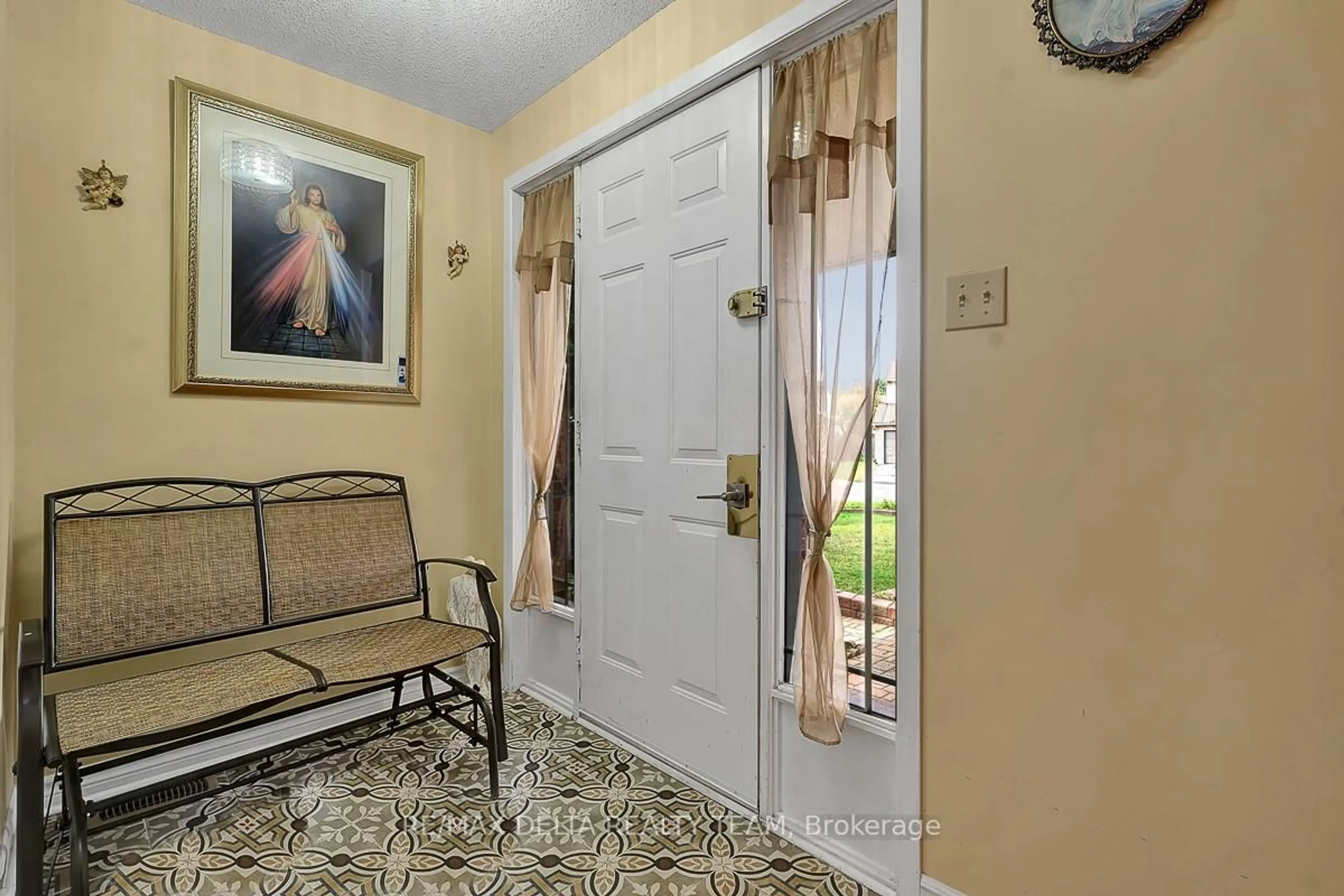 Indoor entryway for 6096 Meadowhill Cres, Orleans Ontario K1C 5R8