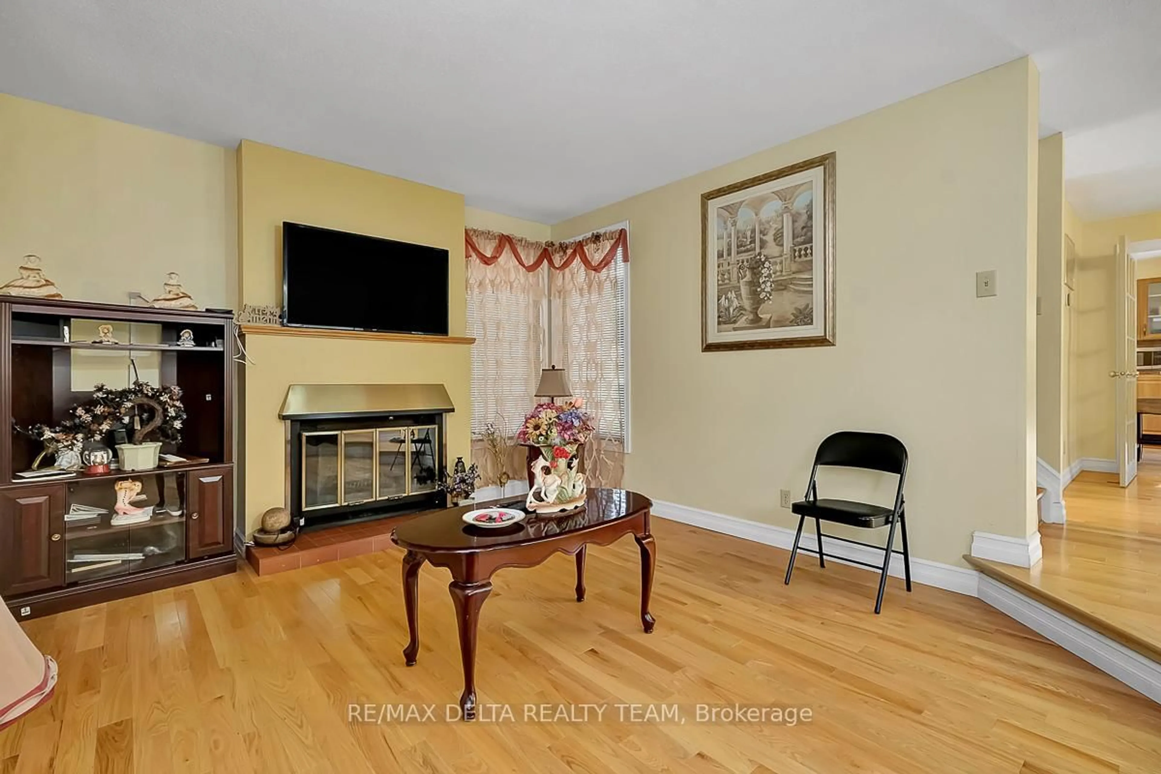 Living room with furniture, unknown for 6096 Meadowhill Cres, Orleans Ontario K1C 5R8