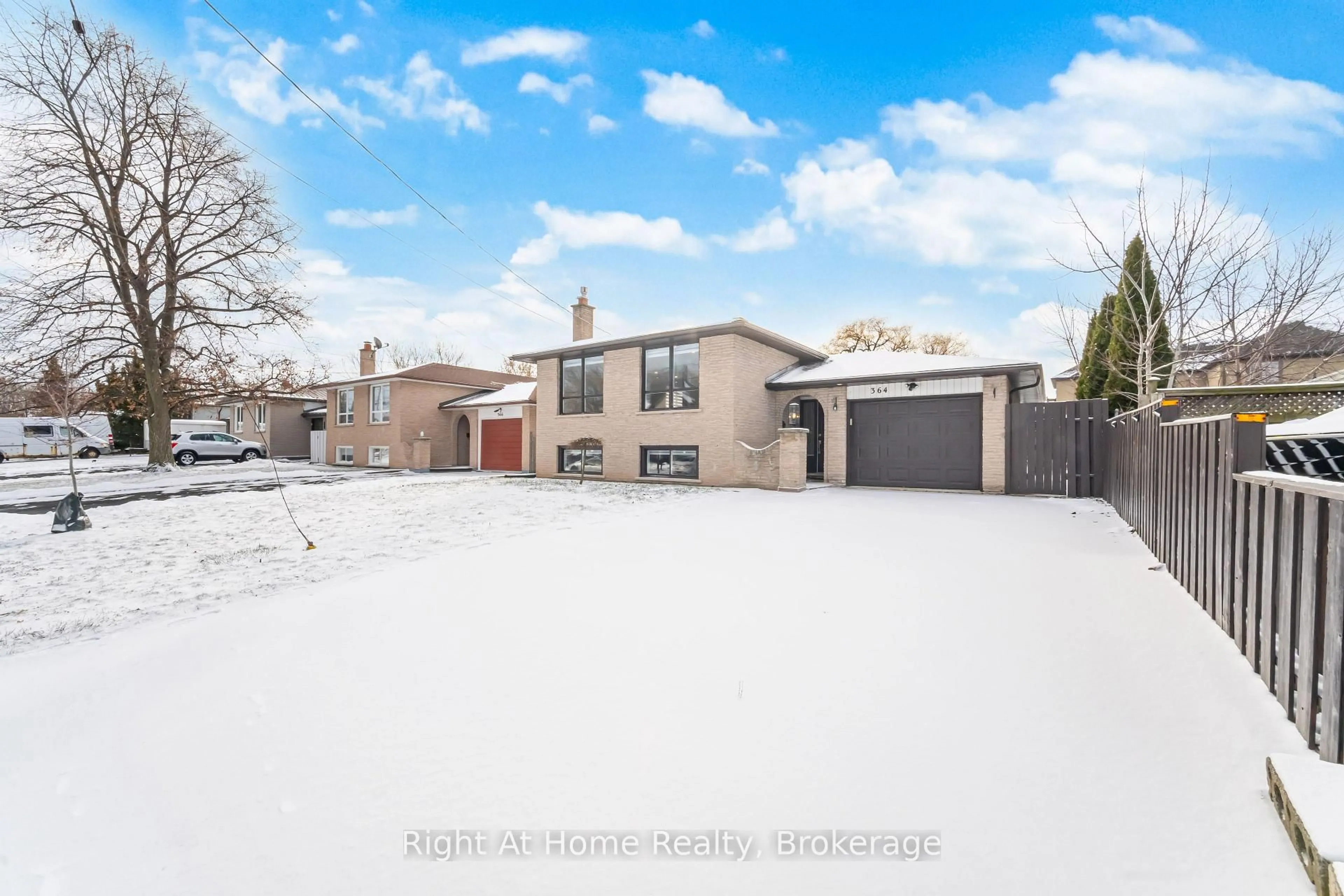 A pic from outside/outdoor area/front of a property/back of a property/a pic from drone, street for 364 Red Oak Ave, Hamilton Ontario L8E 2C3