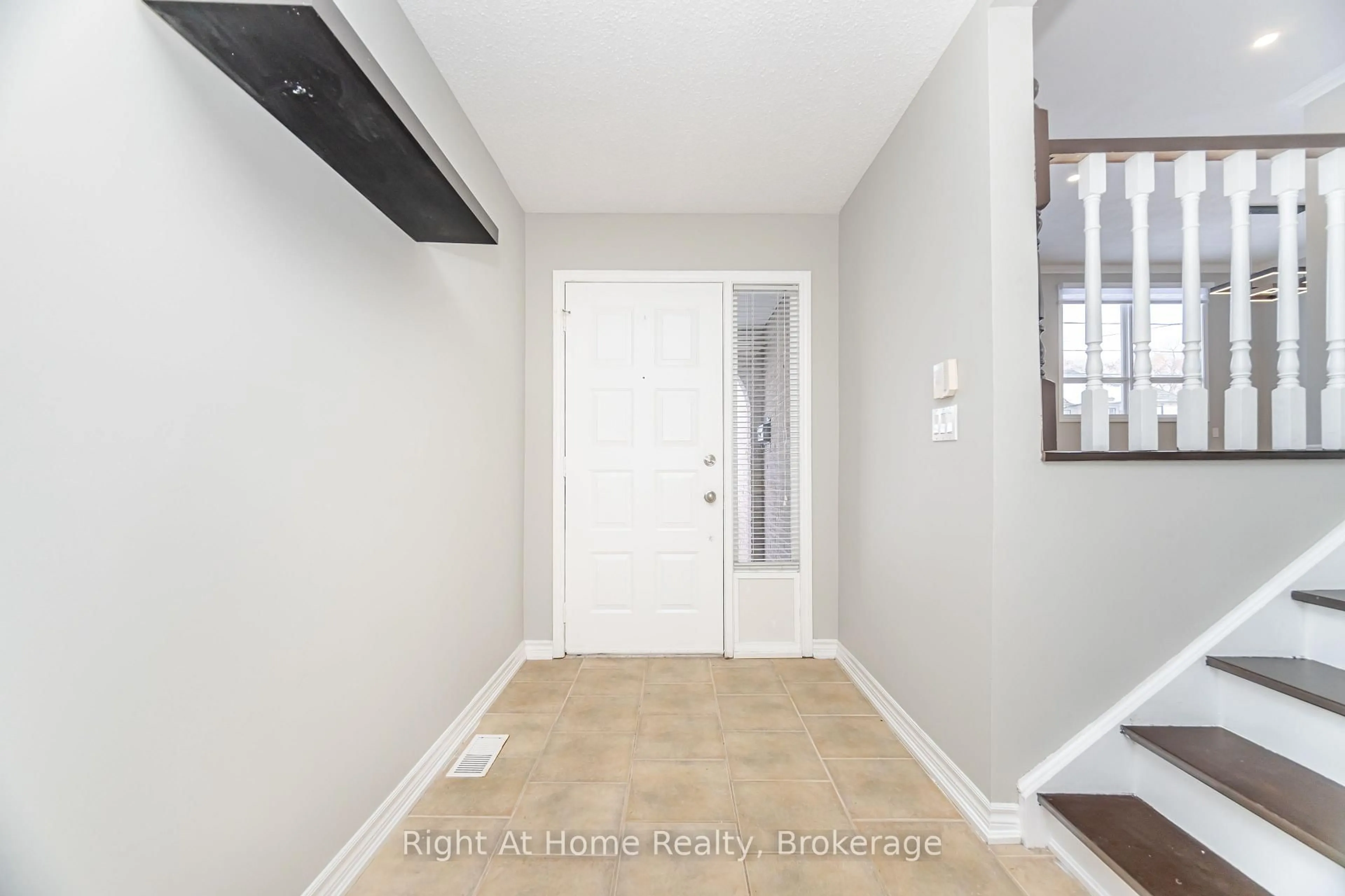 Indoor entryway for 364 Red Oak Ave, Hamilton Ontario L8E 2C3