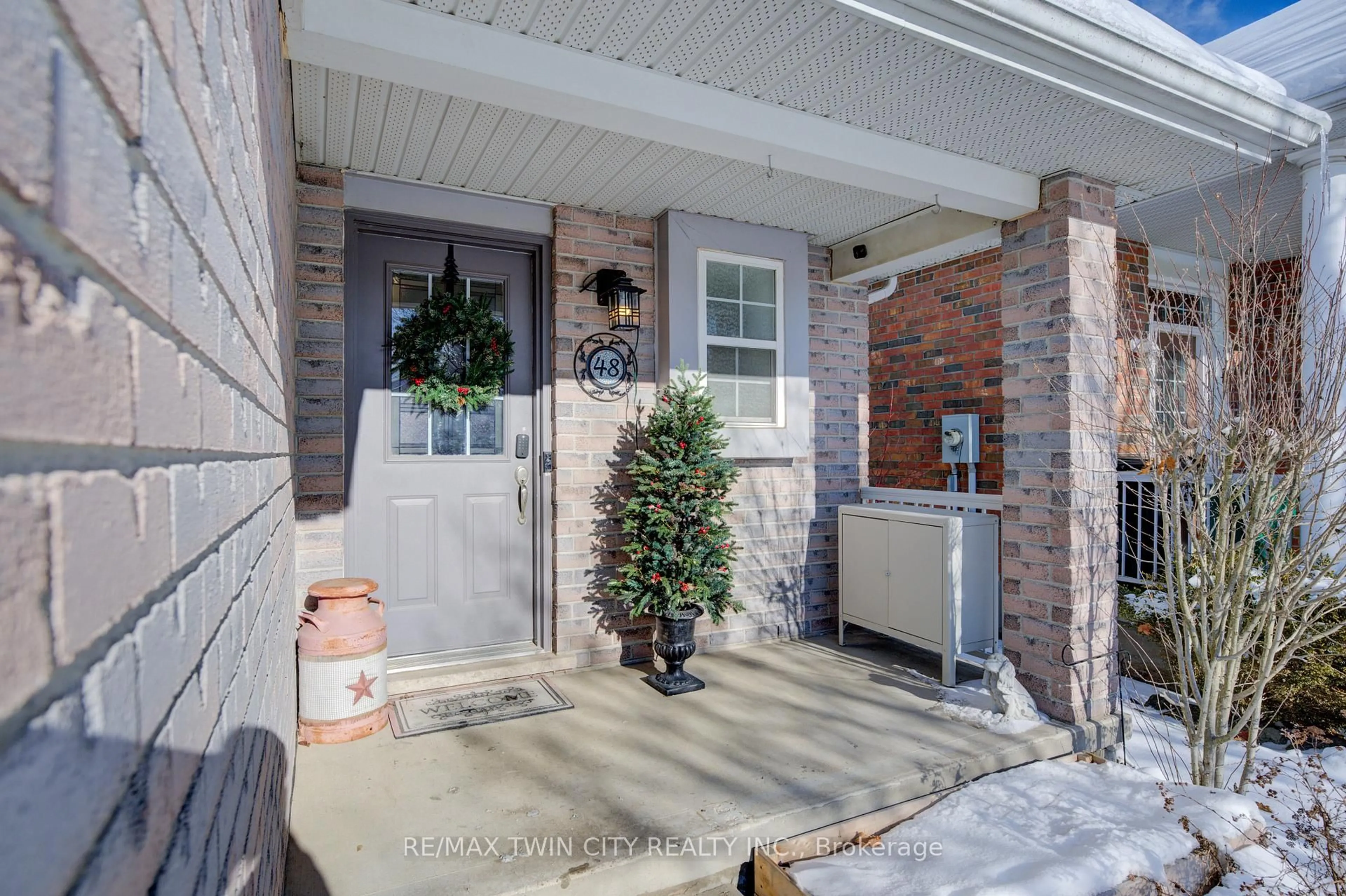 Indoor entryway for 48 Karalee Cres, Cambridge Ontario N3C 4H3