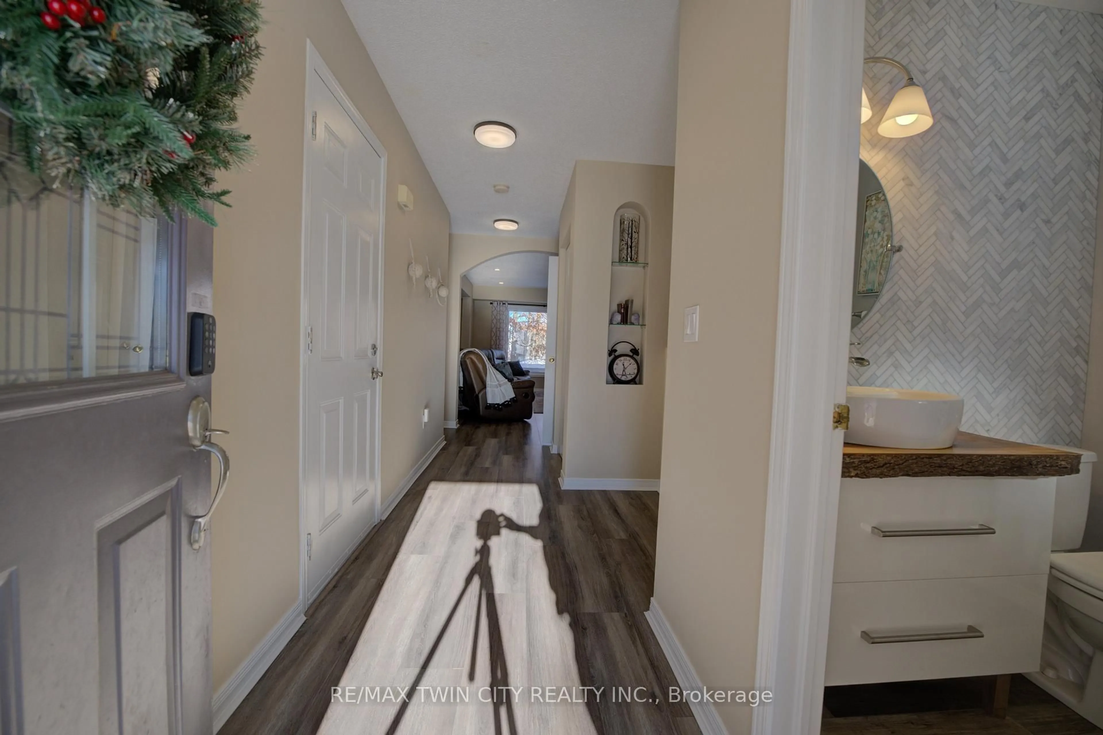 Indoor entryway for 48 Karalee Cres, Cambridge Ontario N3C 4H3