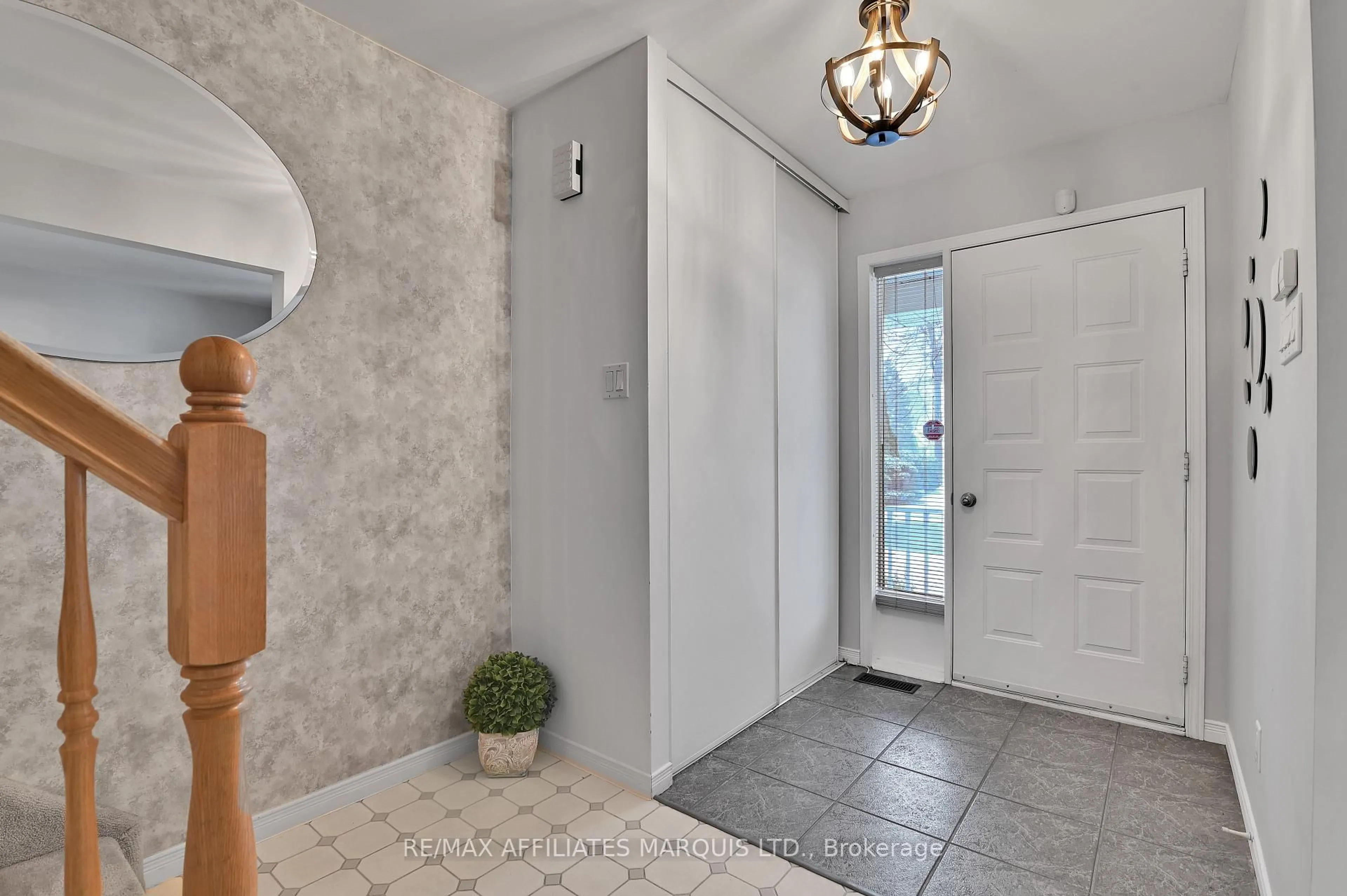 Indoor entryway for 1408 HOLY CROSS Blvd, Cornwall Ontario K6H 6Z4
