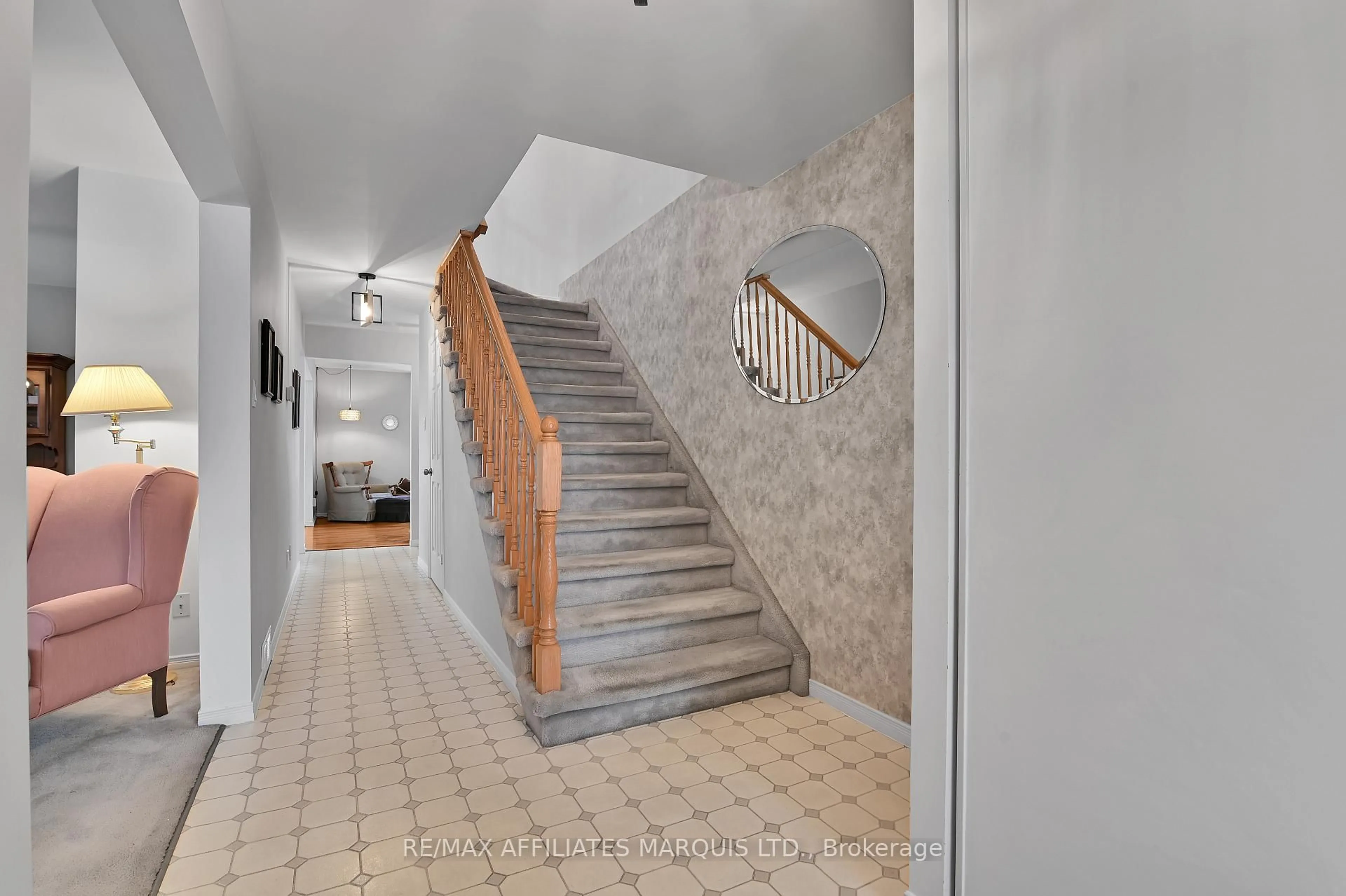 Stairs for 1408 HOLY CROSS Blvd, Cornwall Ontario K6H 6Z4