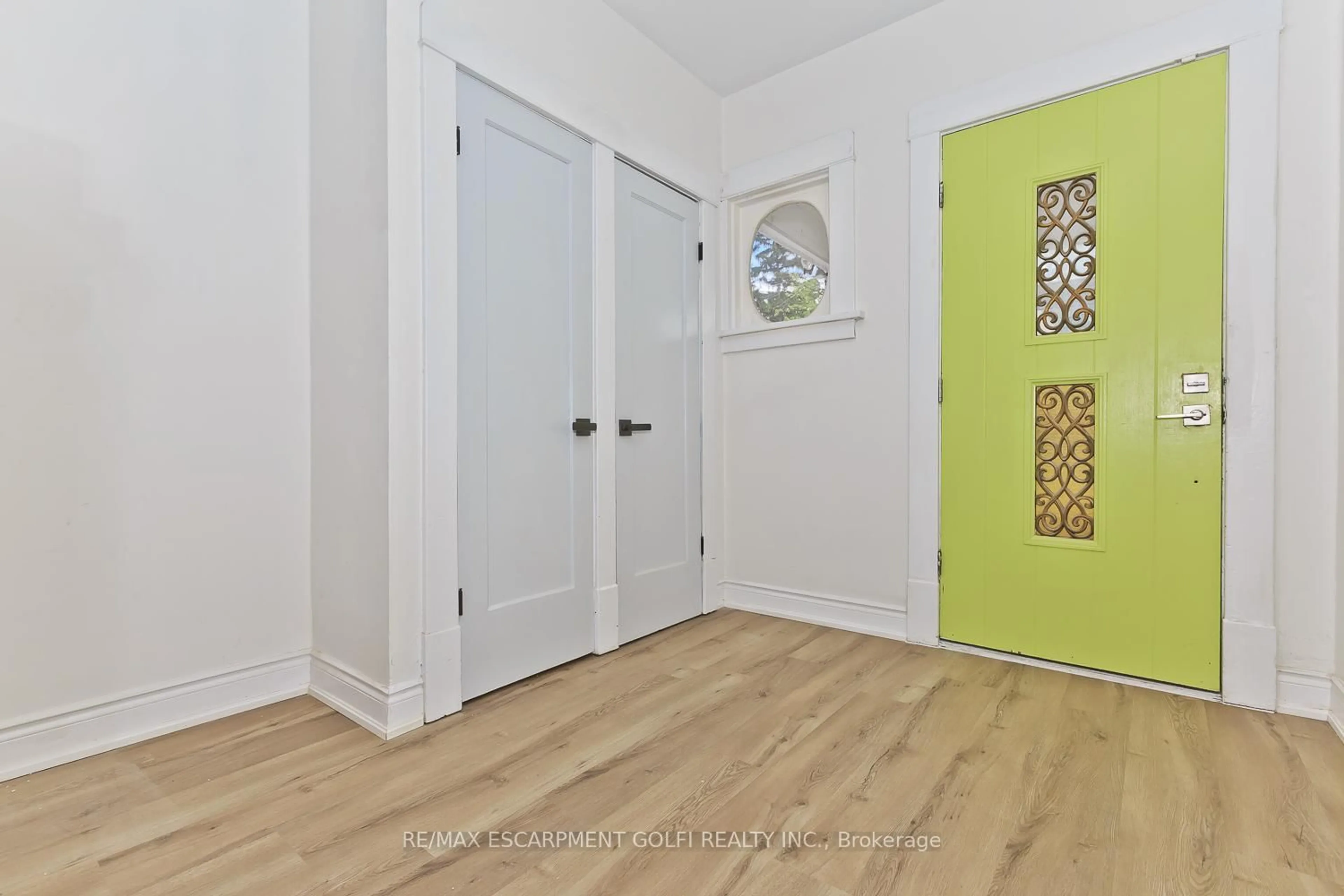 Indoor entryway for 4743 Ryerson Cres, Niagara Falls Ontario L2E 1E6