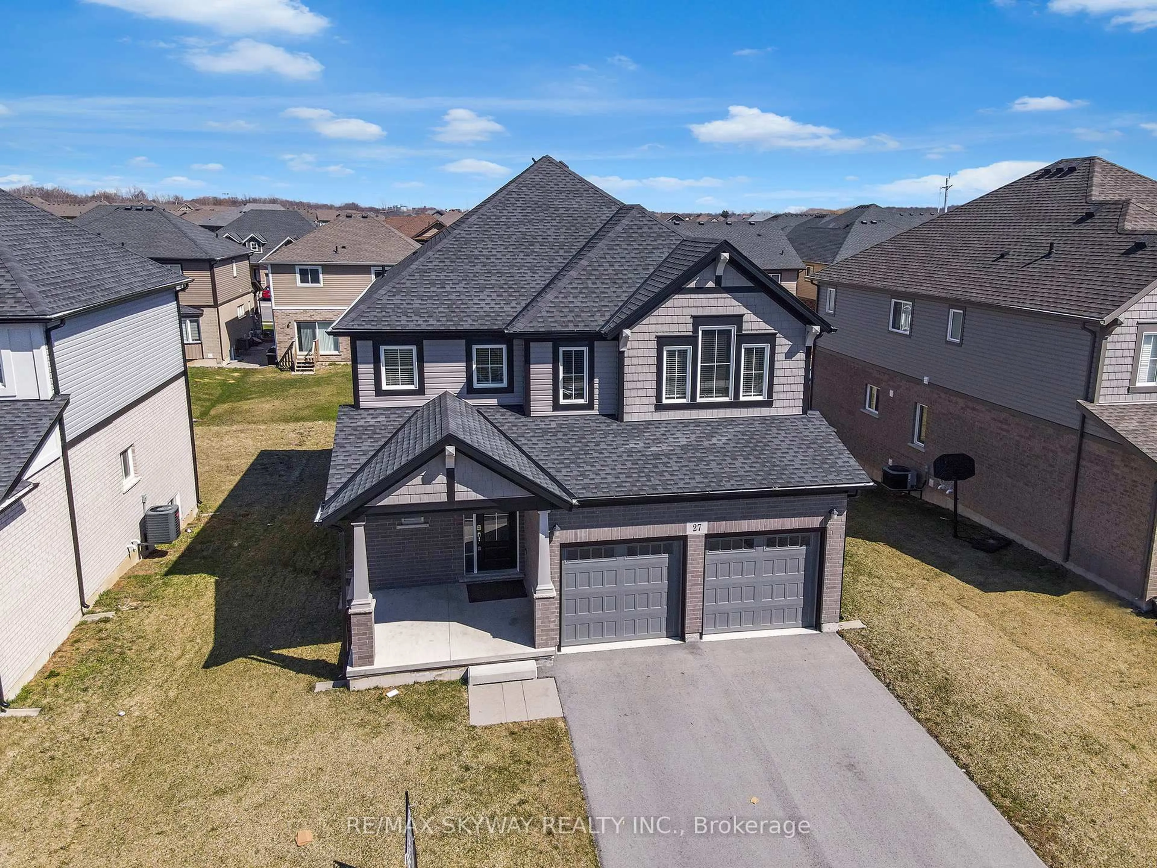 A pic from outside/outdoor area/front of a property/back of a property/a pic from drone, street for 27 Monarch St, Welland Ontario L3C 0E6