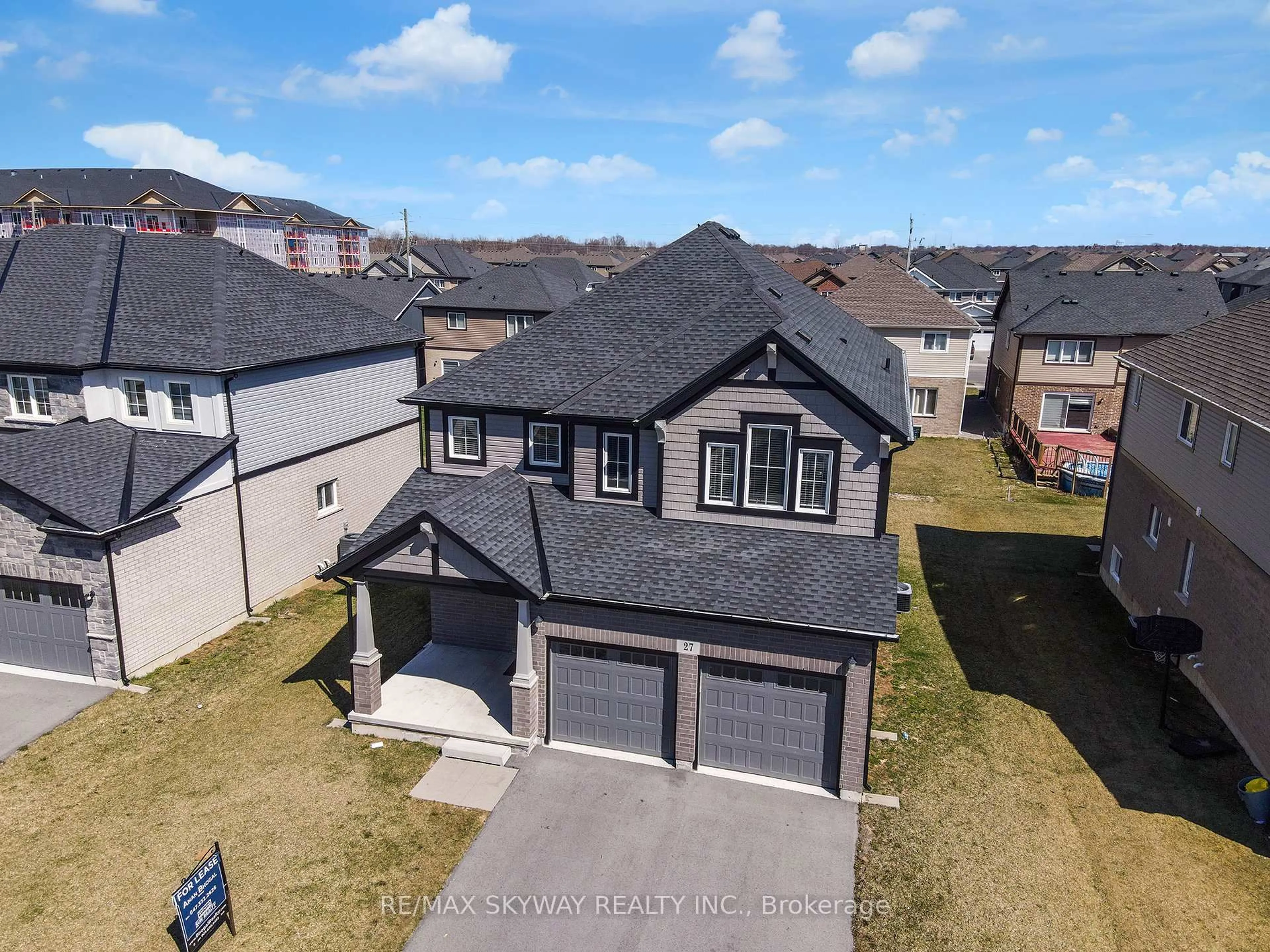 A pic from outside/outdoor area/front of a property/back of a property/a pic from drone, street for 27 Monarch St, Welland Ontario L3C 0E6