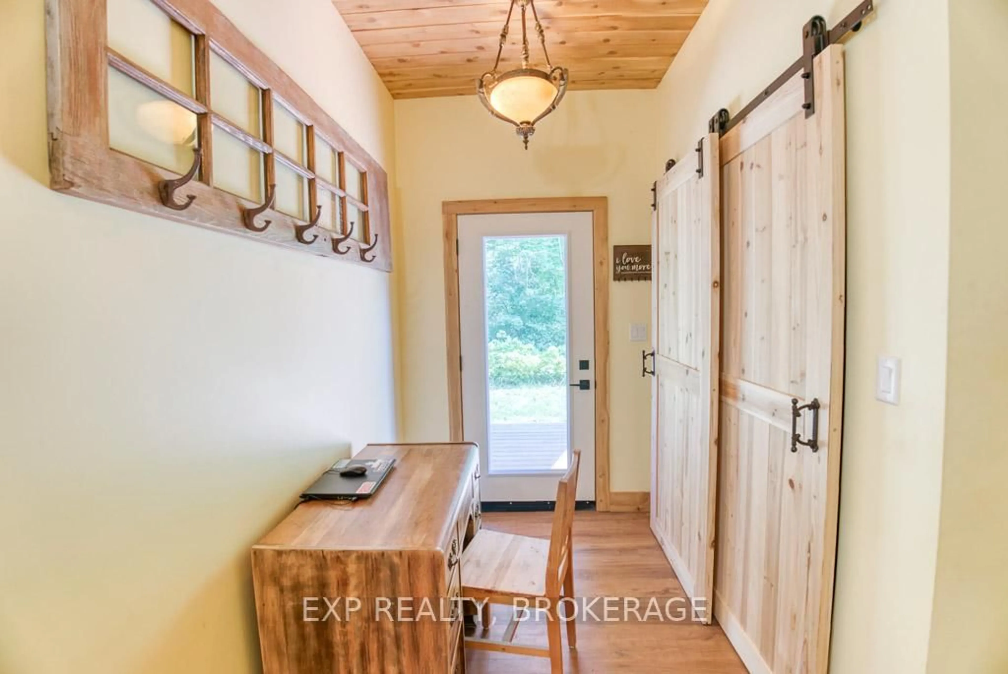 Indoor entryway for 1249 Waters Edge Lane, Arden Ontario K0H 1B0