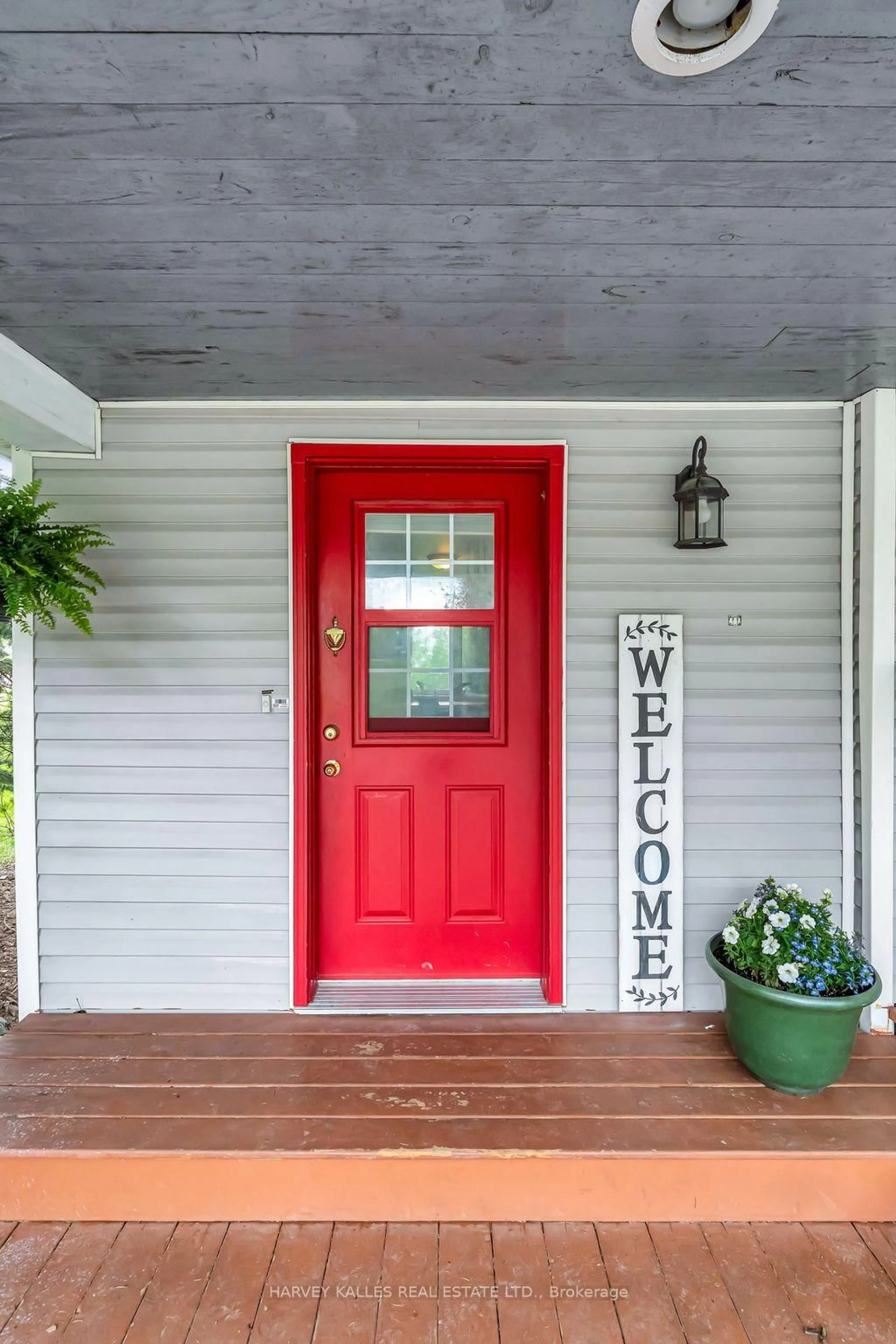 Indoor entryway for 13965 Loyalist Pkwy, Prince Edward County Ontario K0K 2T0