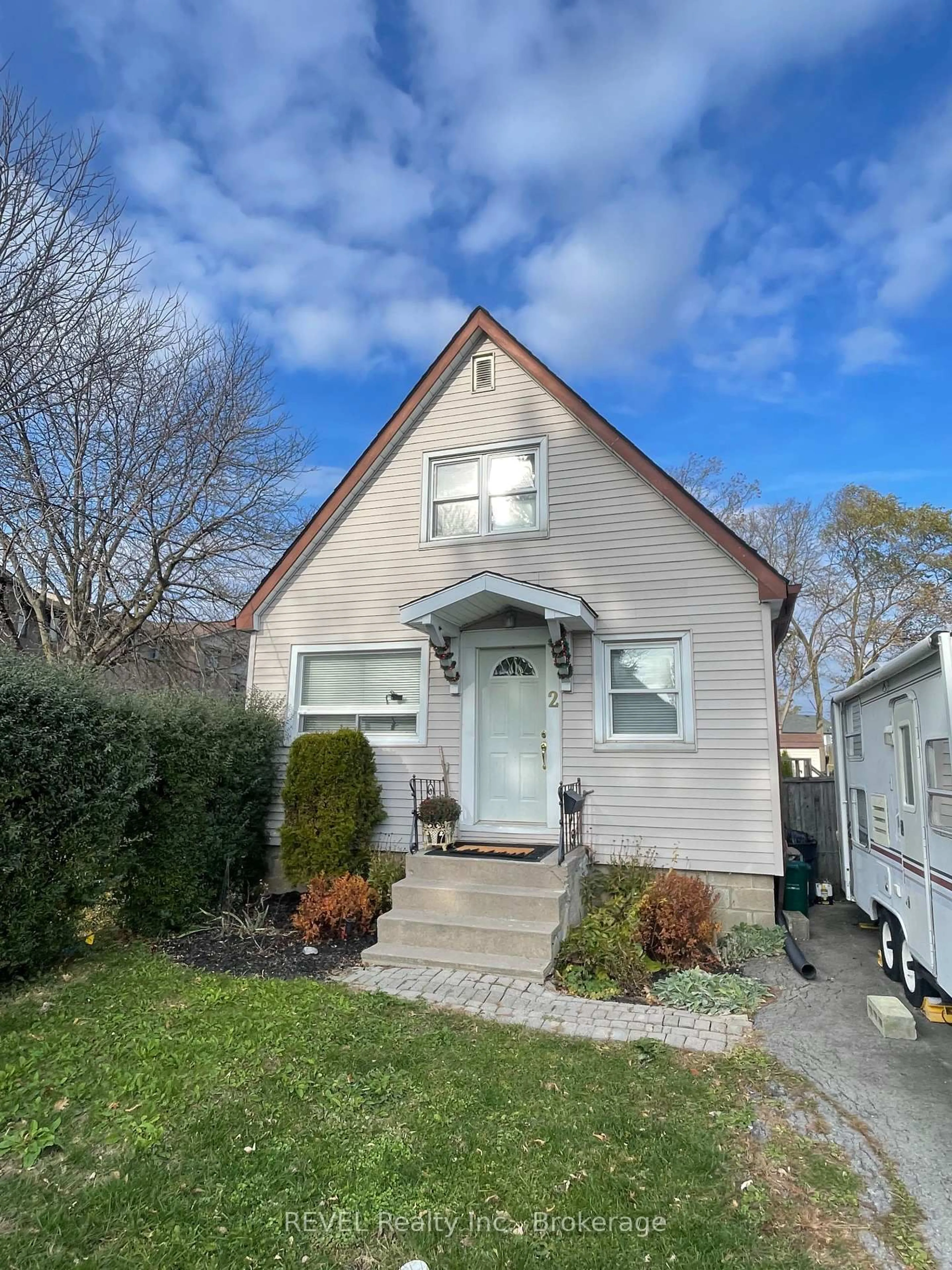 Home with vinyl exterior material, street for 2 Kent St, St. Catharines Ontario L2S 1H1