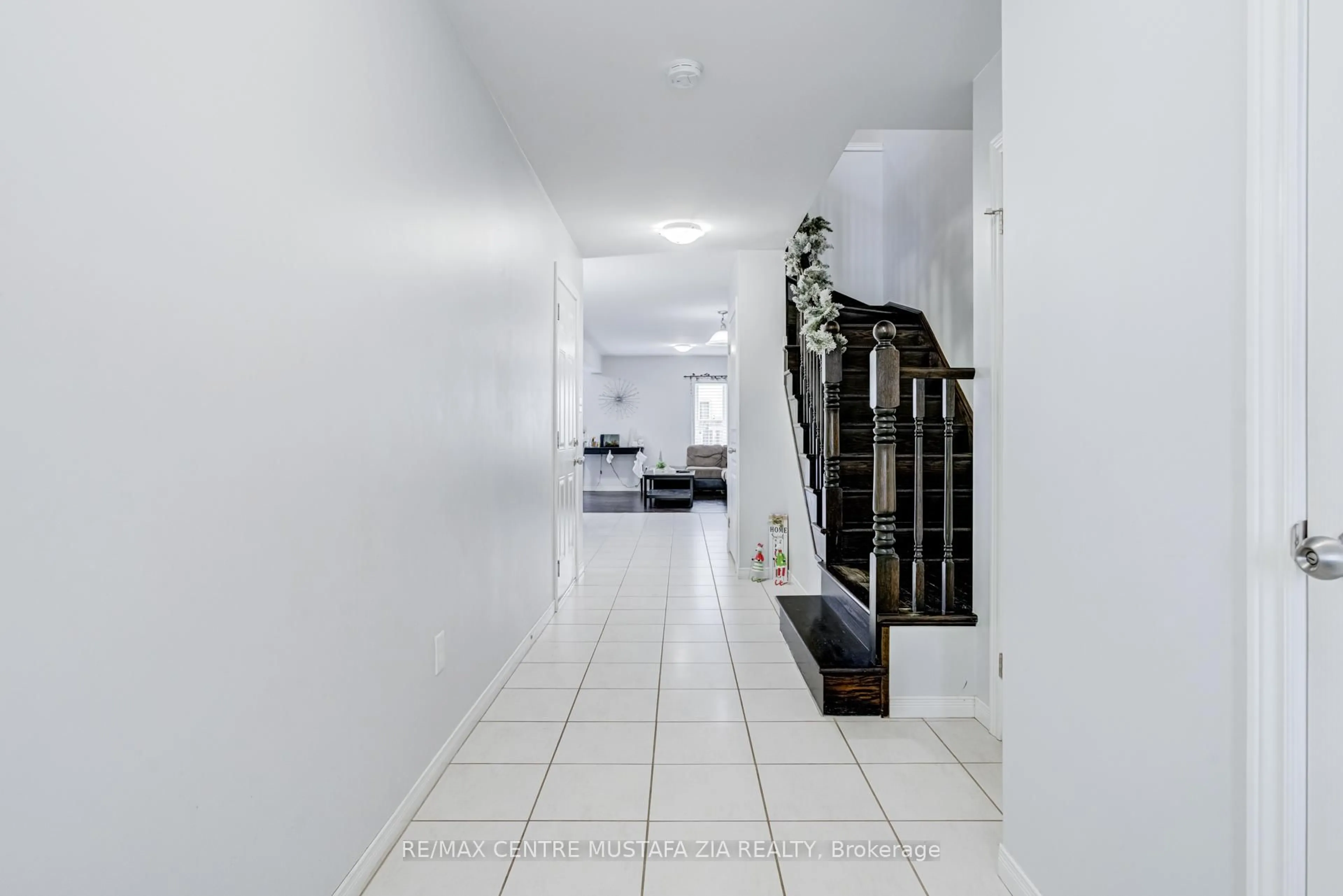 Indoor foyer for 43 Trafalgar Dr, Hamilton Ontario L8J 0E2