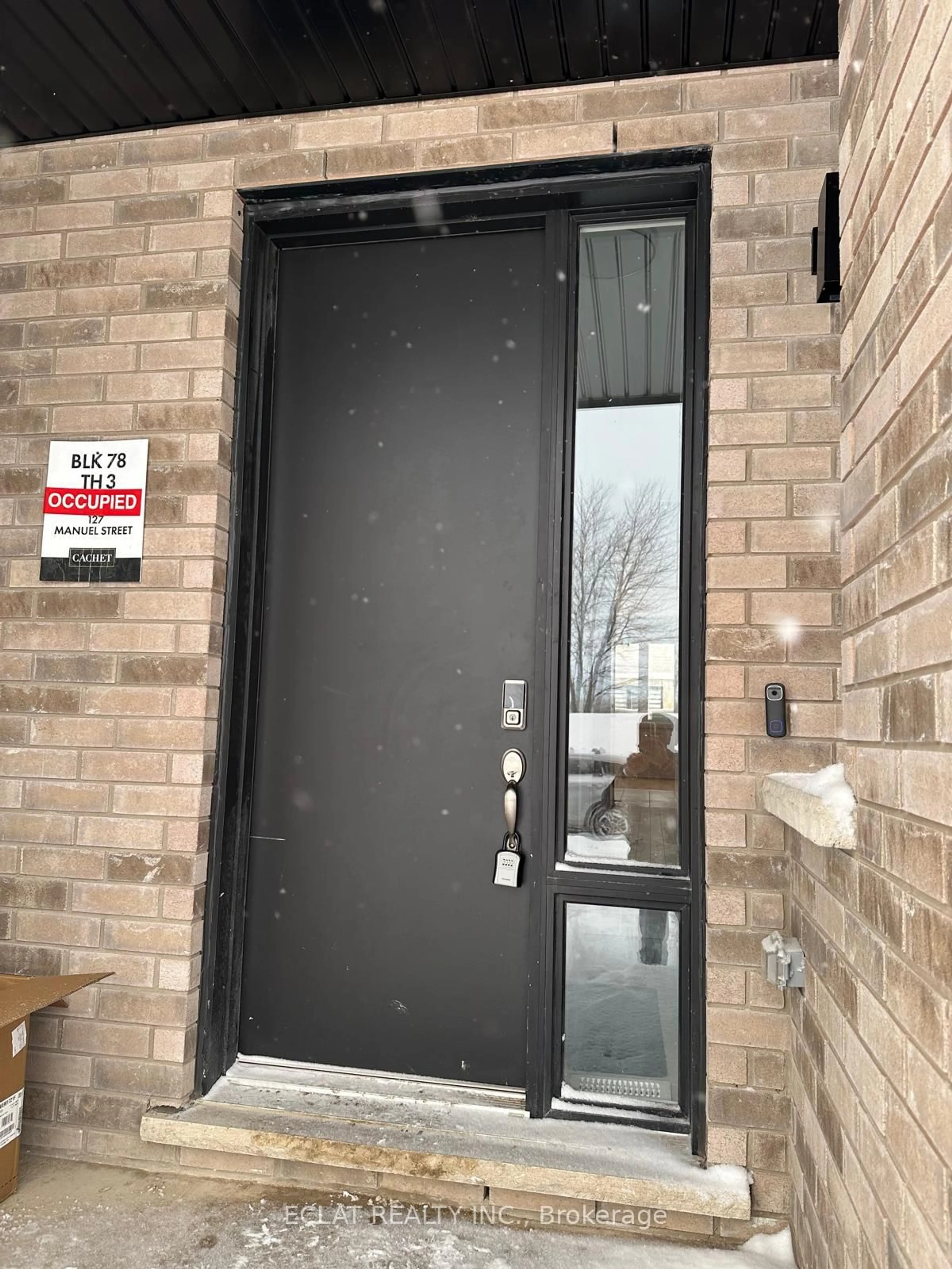 Indoor entryway for 127 Manuel St, Stratford Ontario N5A 0M1