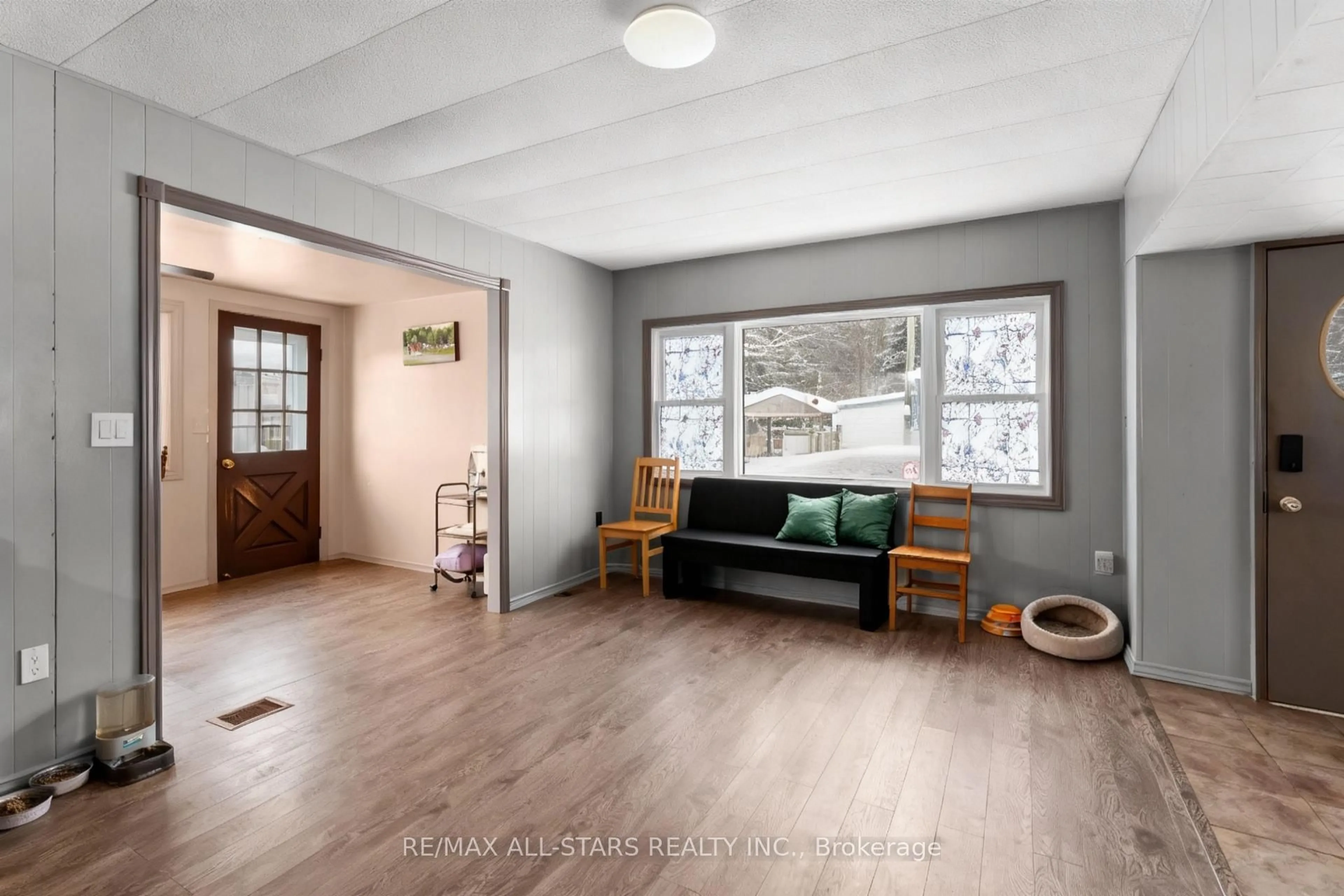 Indoor entryway for 1088 Lutterworth Pines Rd, Minden Hills Ontario K0M 2K0