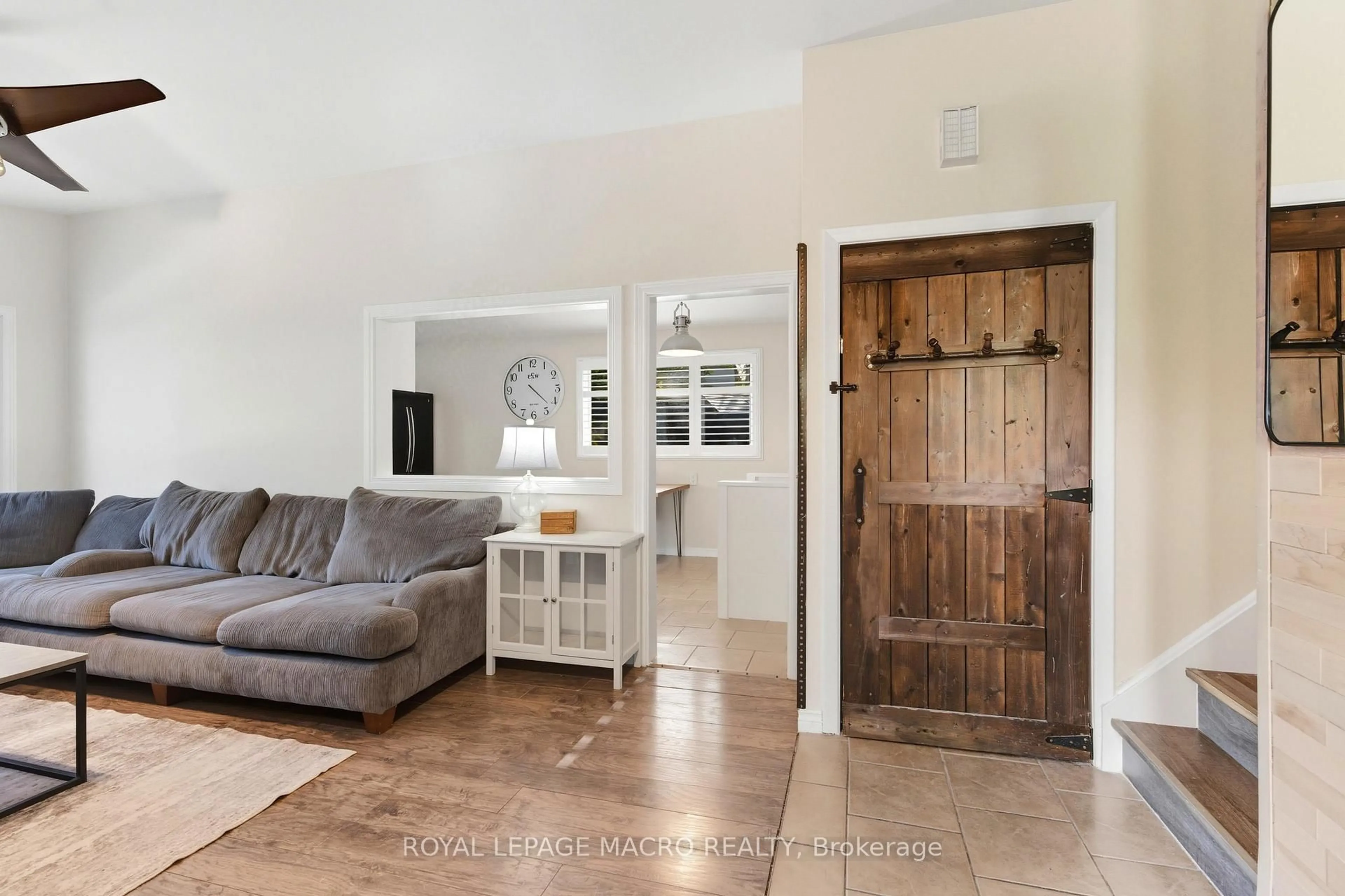 Indoor entryway for 17 Carmen Ave, Hamilton Ontario L8V 2H5