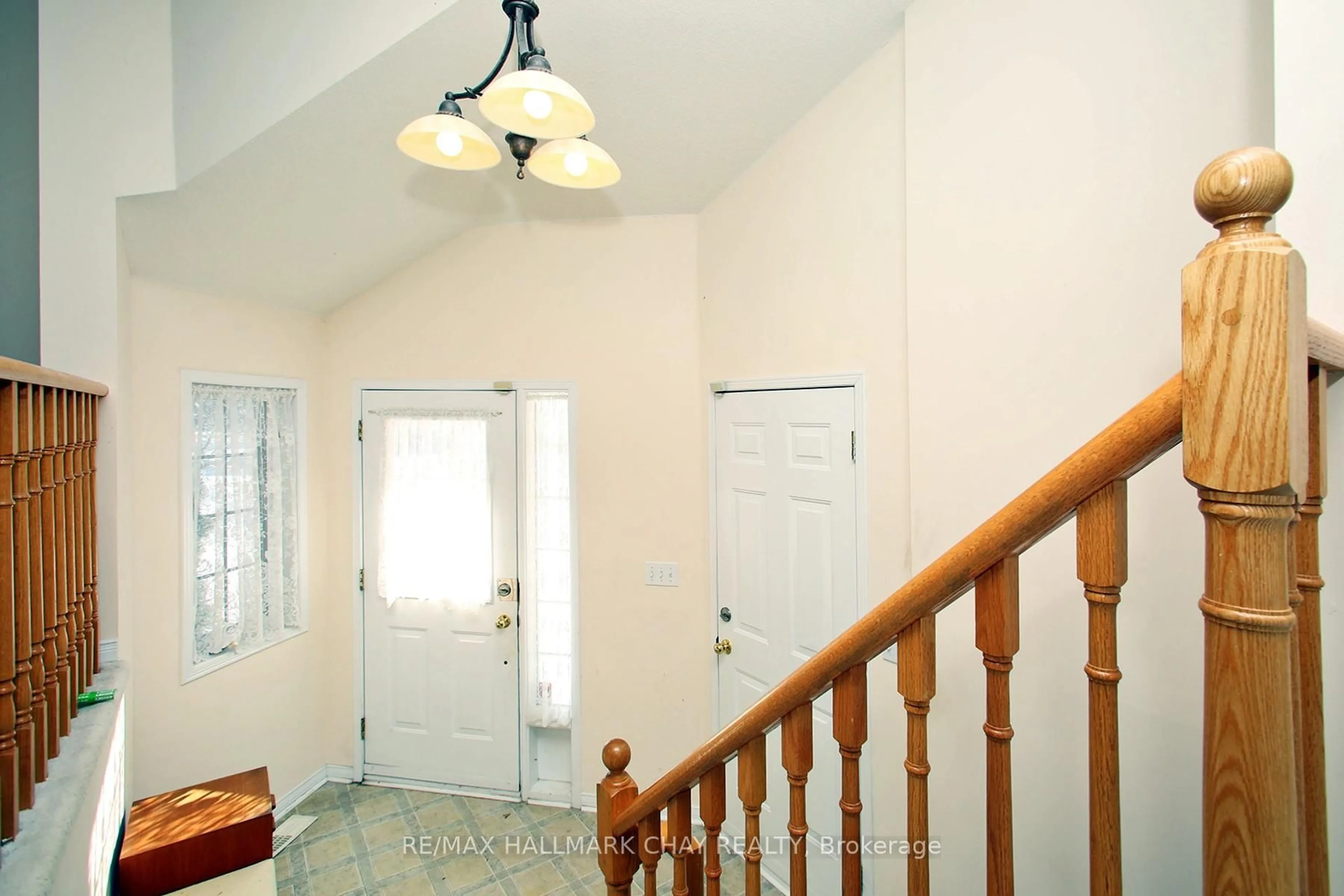 Indoor foyer for 6 Ramsey Rd, Port Hope Ontario L1A 4K2