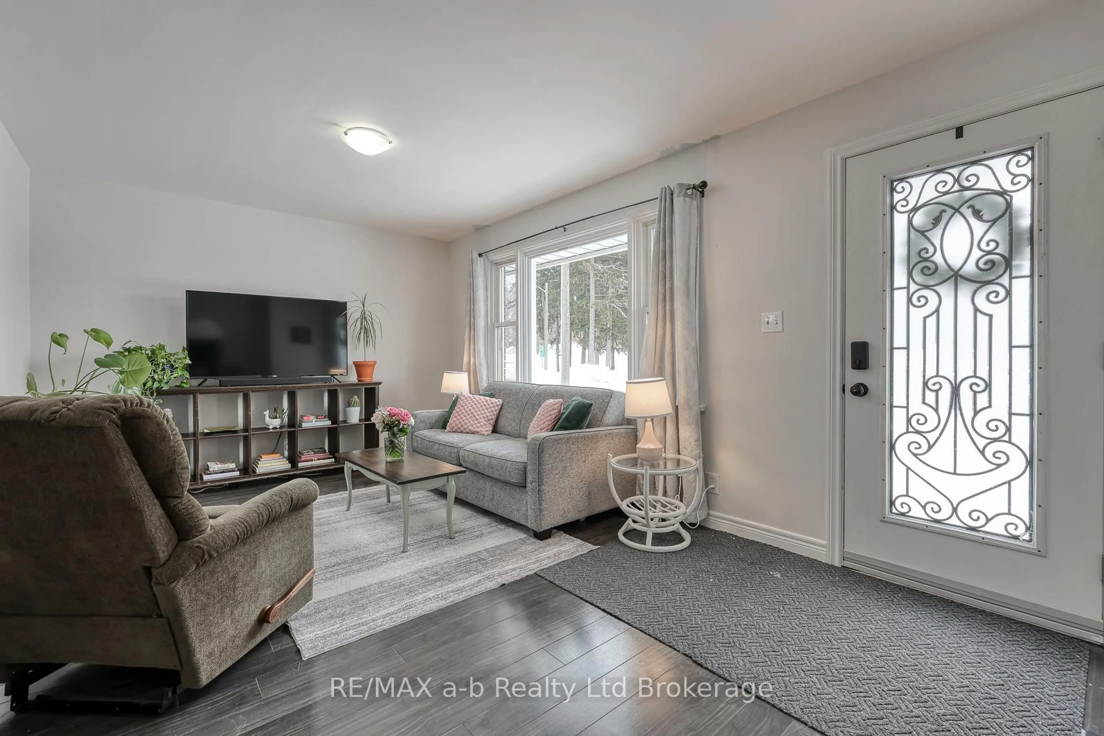 Living room with furniture, unknown for 125 Beale St, Woodstock Ontario N4S 6X8