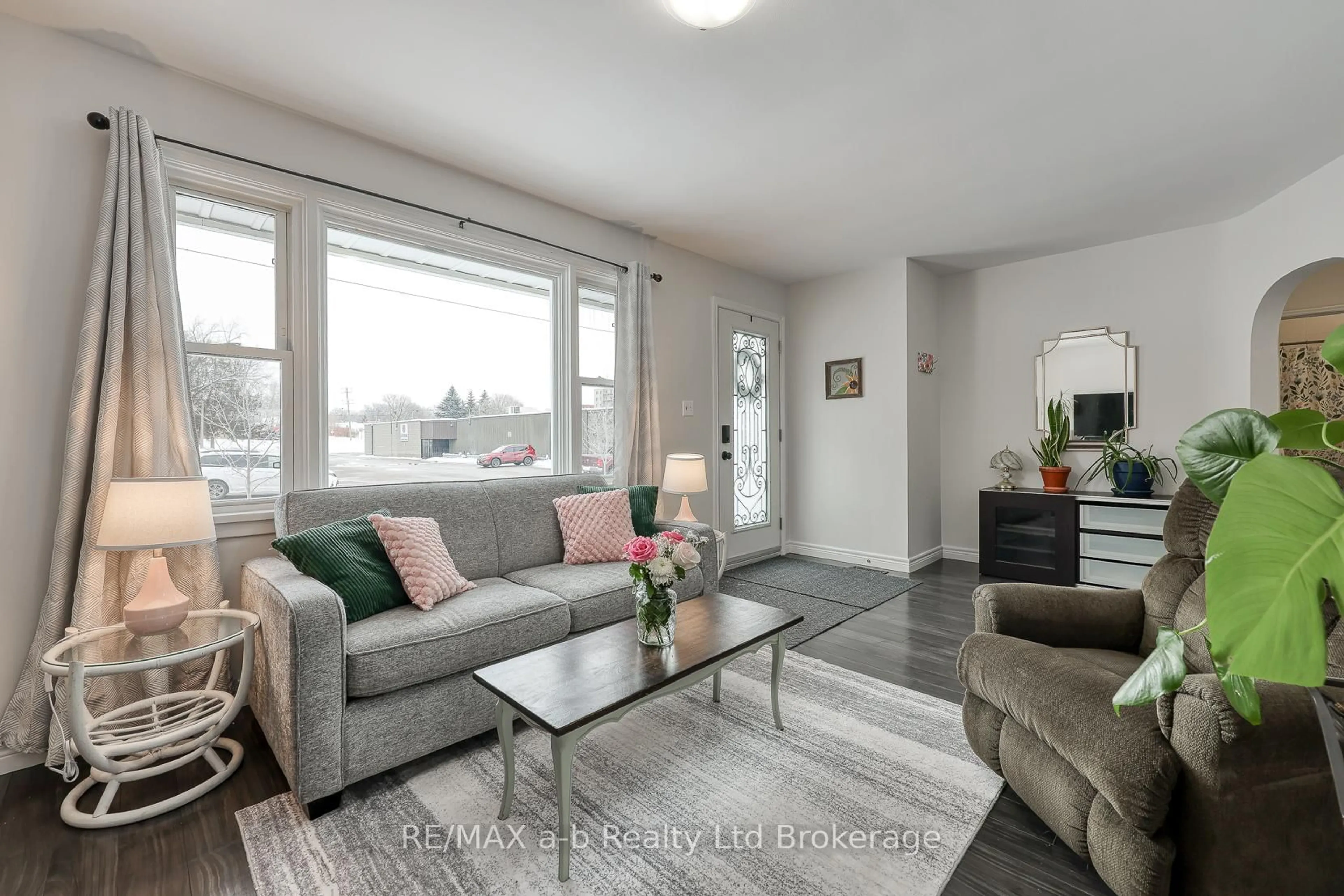 Living room with furniture, unknown for 125 Beale St, Woodstock Ontario N4S 6X8