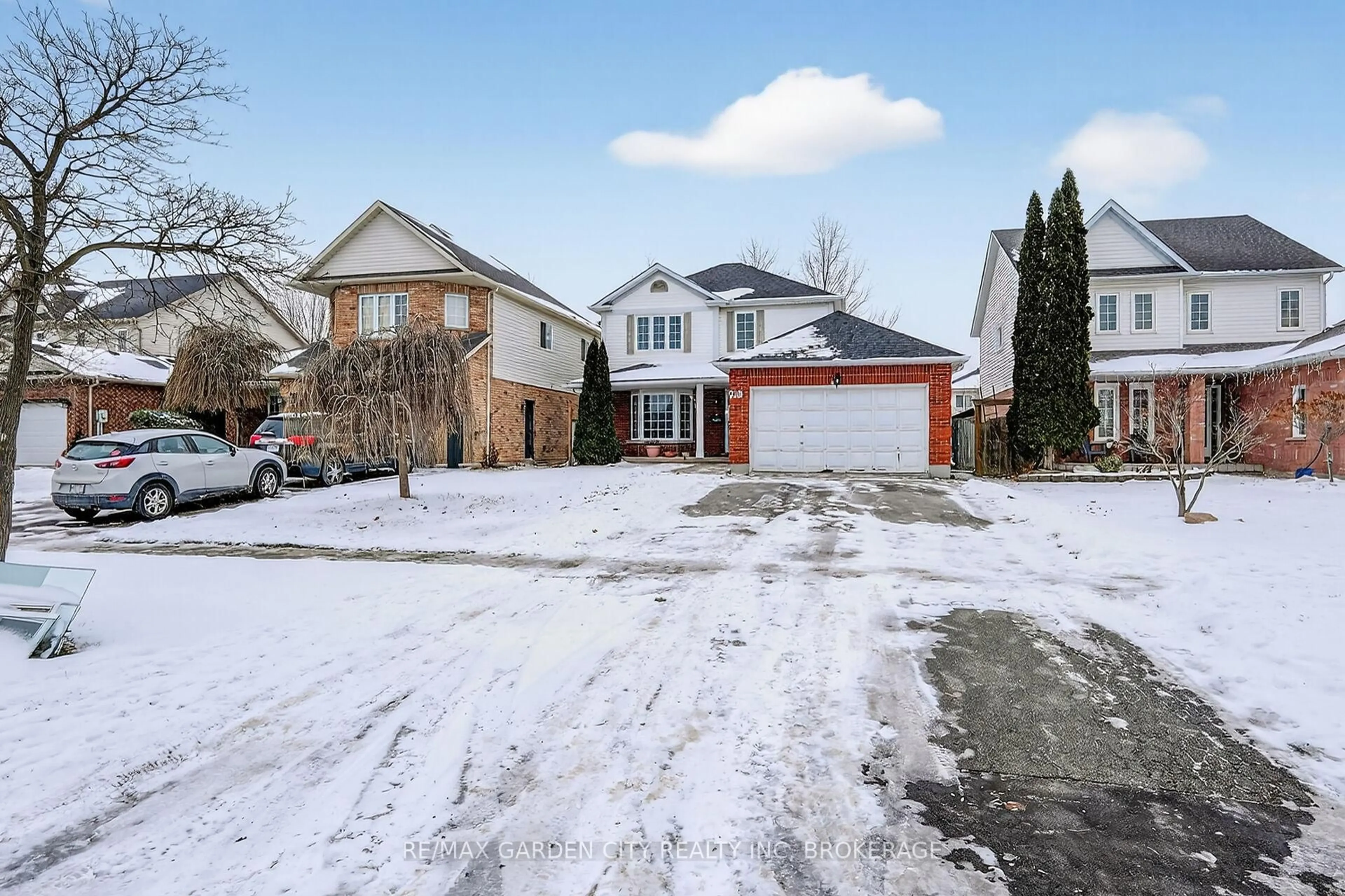 A pic from outside/outdoor area/front of a property/back of a property/a pic from drone, street for 218 Confederation Ave, Thorold Ontario L2V 5A2