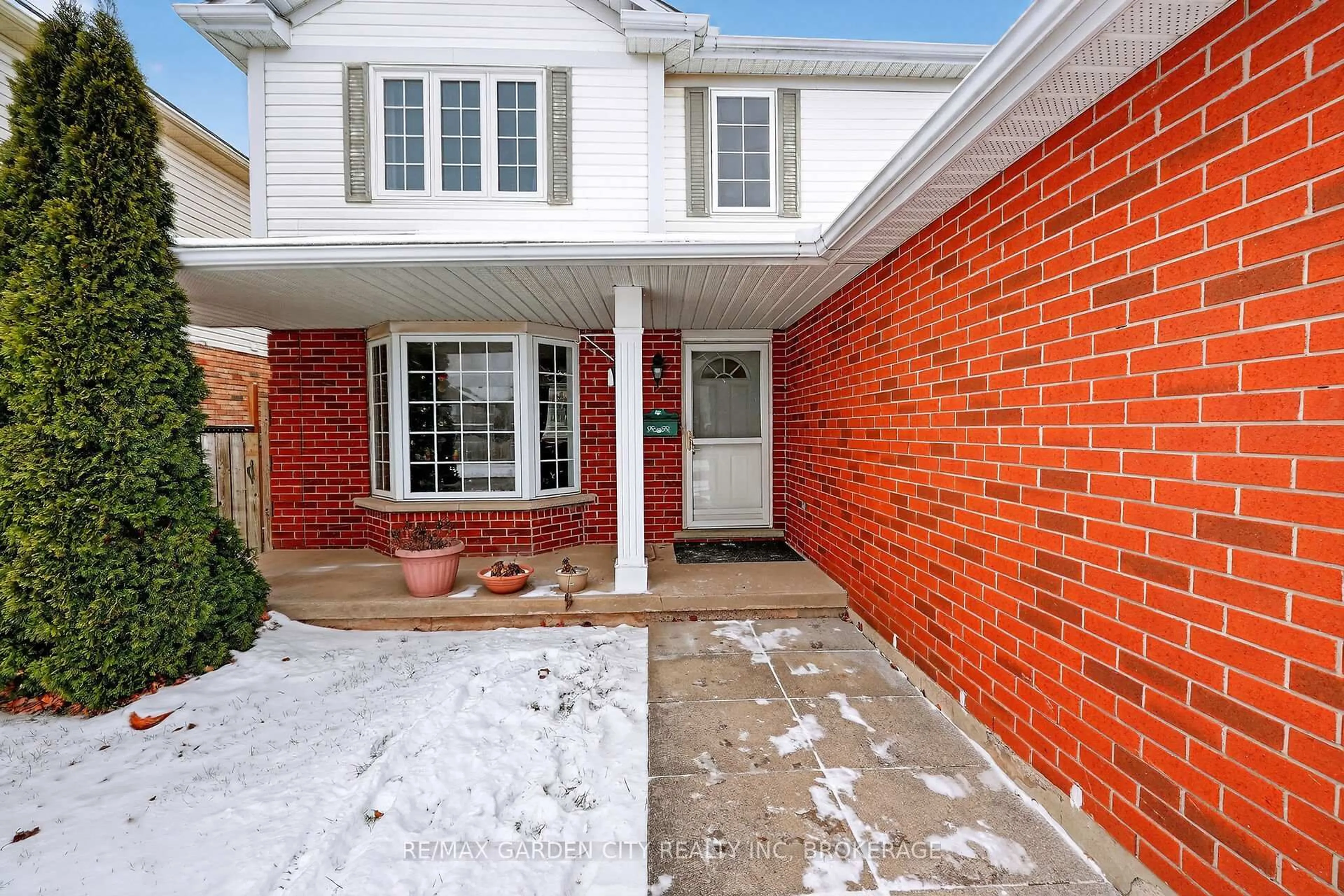 Home with brick exterior material, street for 218 Confederation Ave, Thorold Ontario L2V 5A2