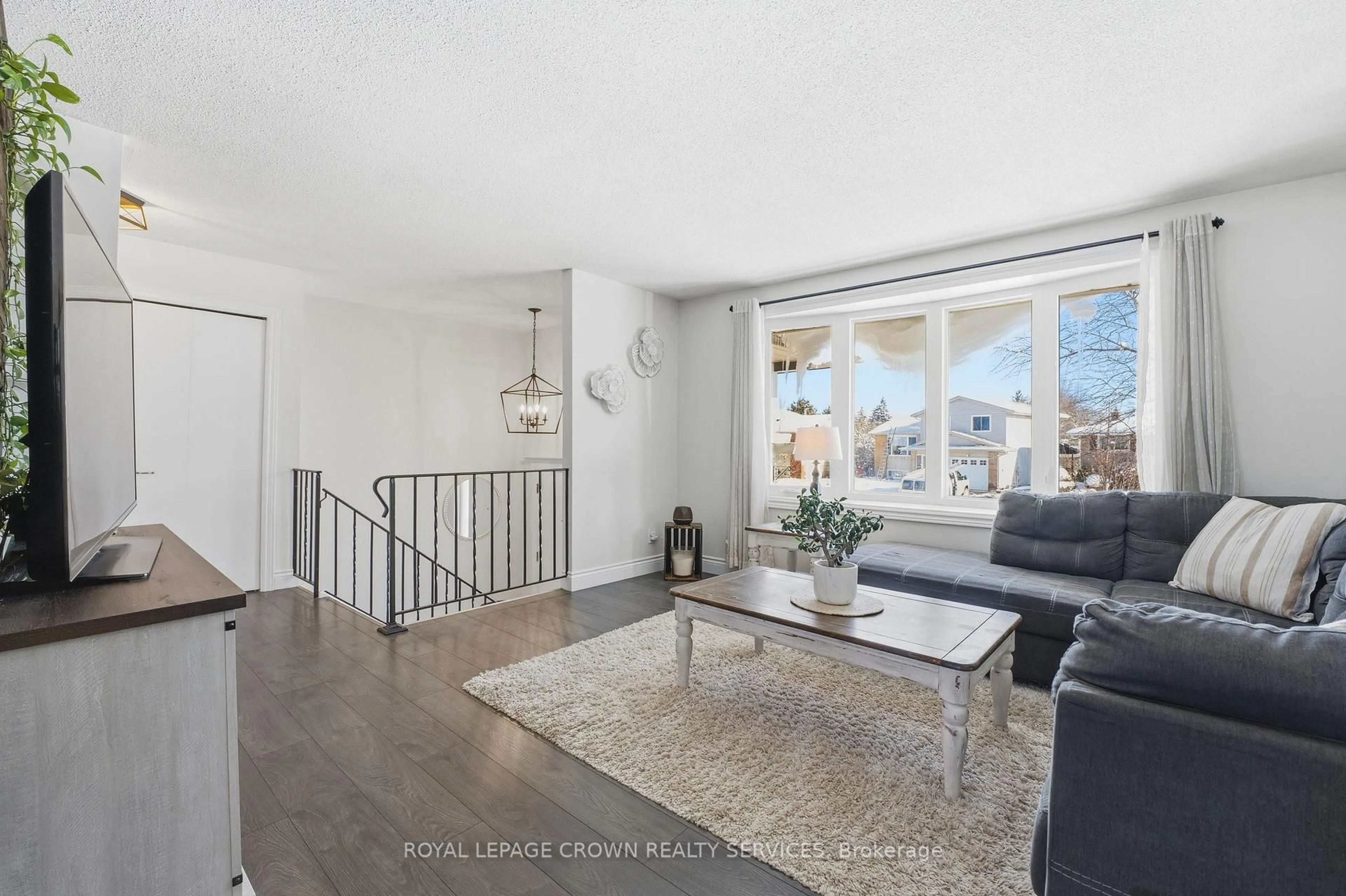 Living room with furniture, unknown for 627 Pineridge Rd, Waterloo Ontario N2L 5N6