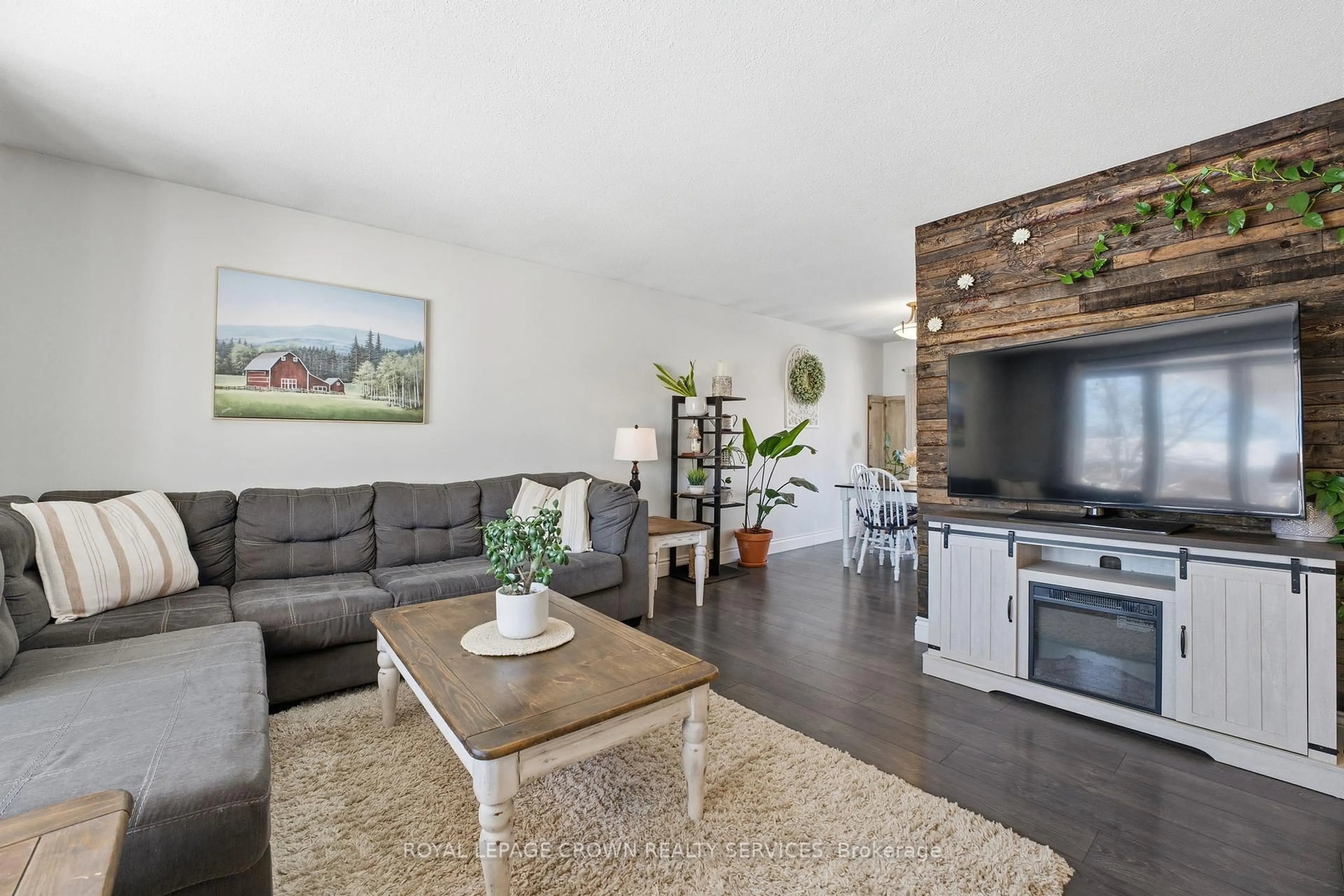 Living room with furniture, wood/laminate floor for 627 Pineridge Rd, Waterloo Ontario N2L 5N6
