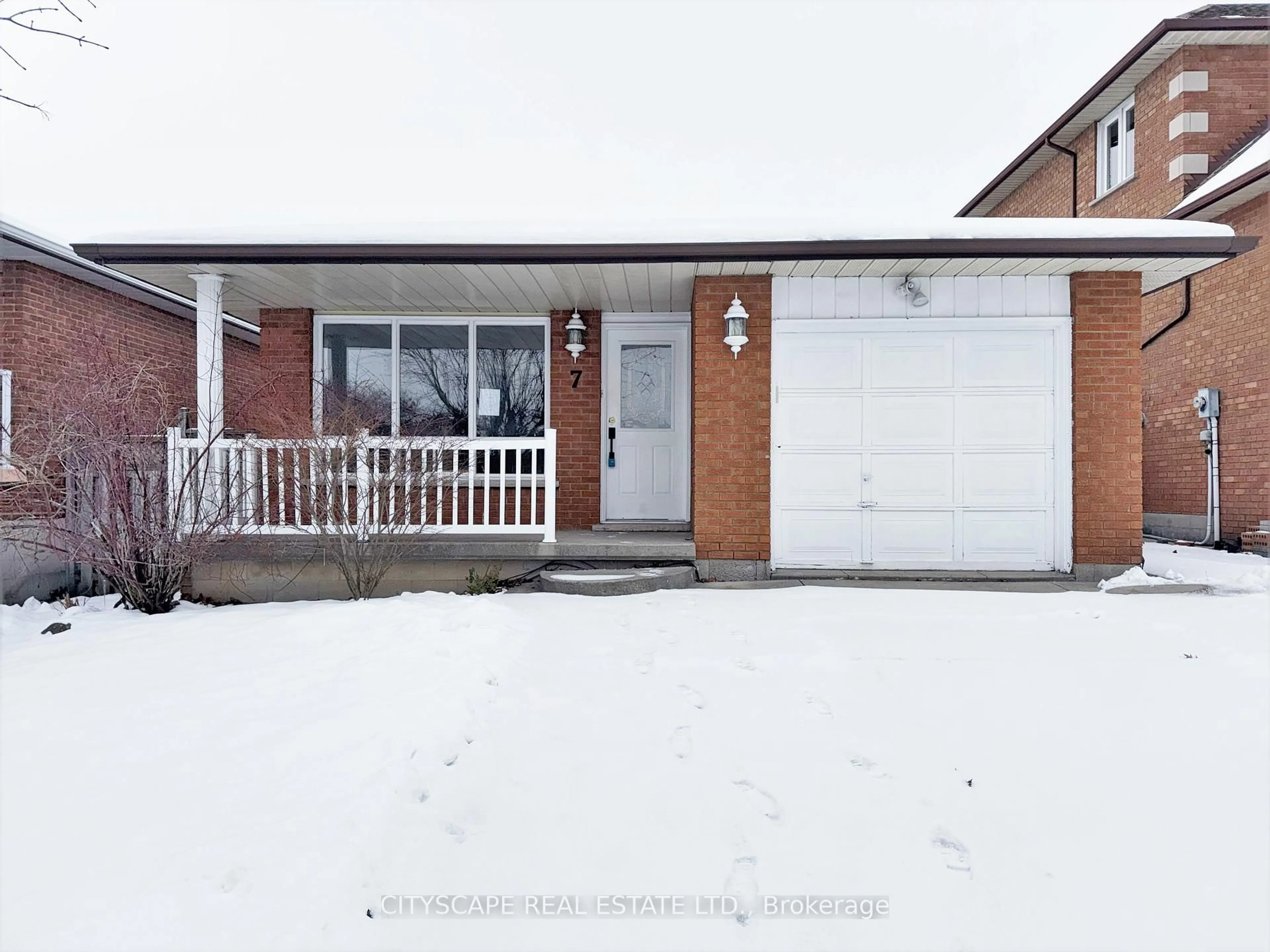 A pic from outside/outdoor area/front of a property/back of a property/a pic from drone, street for 7 Quincy Crt, Hamilton Ontario L8W 2T4