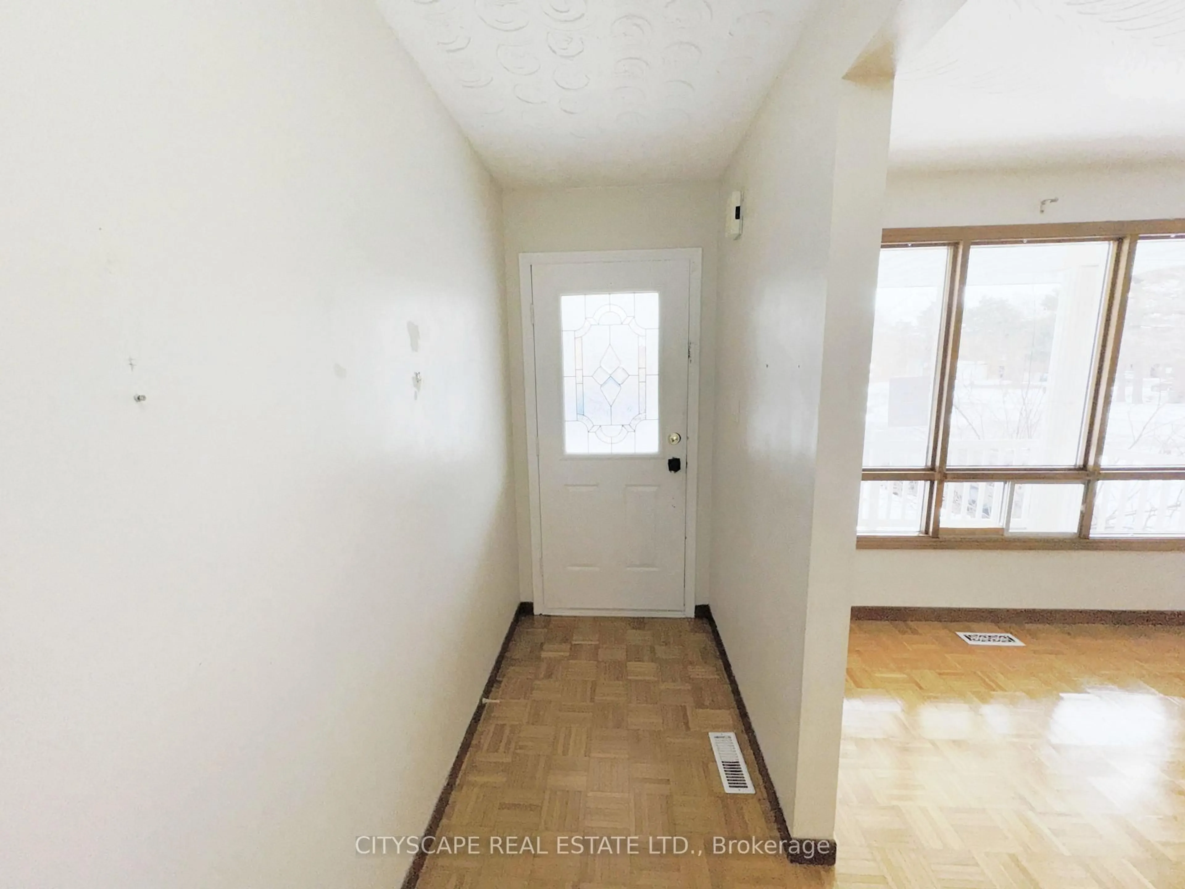 A pic of a room for 7 Quincy Crt, Hamilton Ontario L8W 2T4